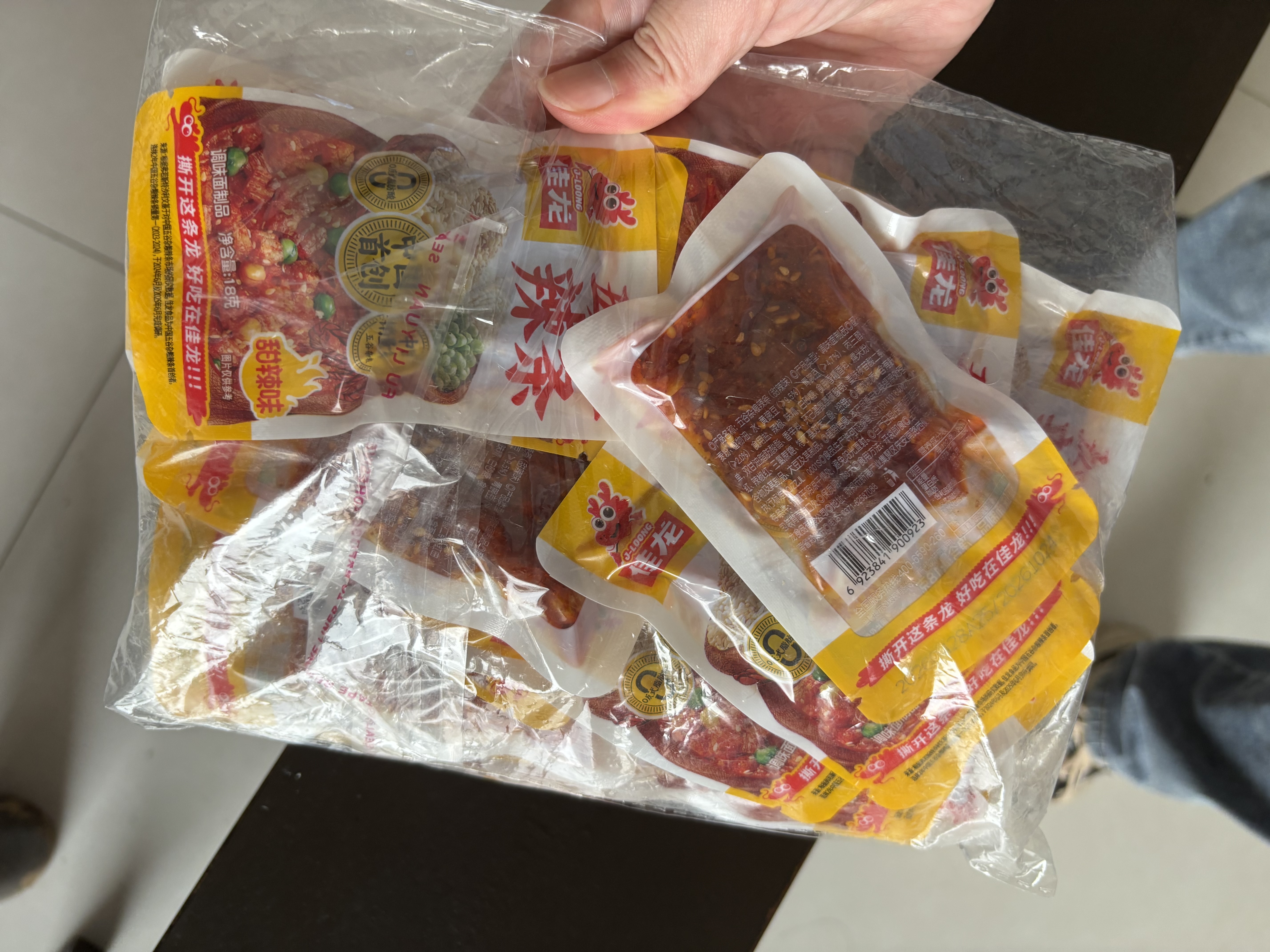 佳龙五谷杂粮辣条 怀旧休闲零食大礼包追剧素肉大面筋辣片16g*20包 实拍图