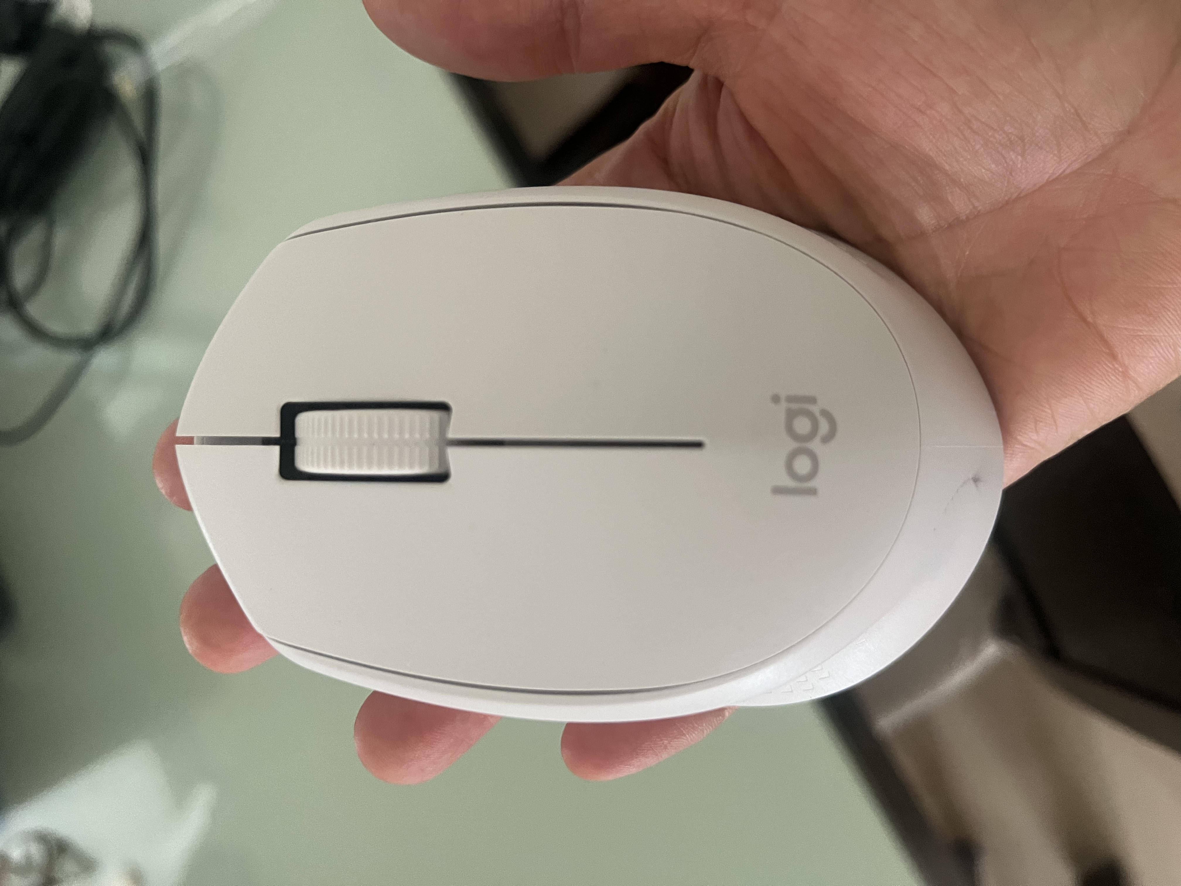 罗技（Logitech）M330 静音鼠标 无线鼠标 办公鼠标 右手鼠标 带无线微型接收器 白色 实拍图