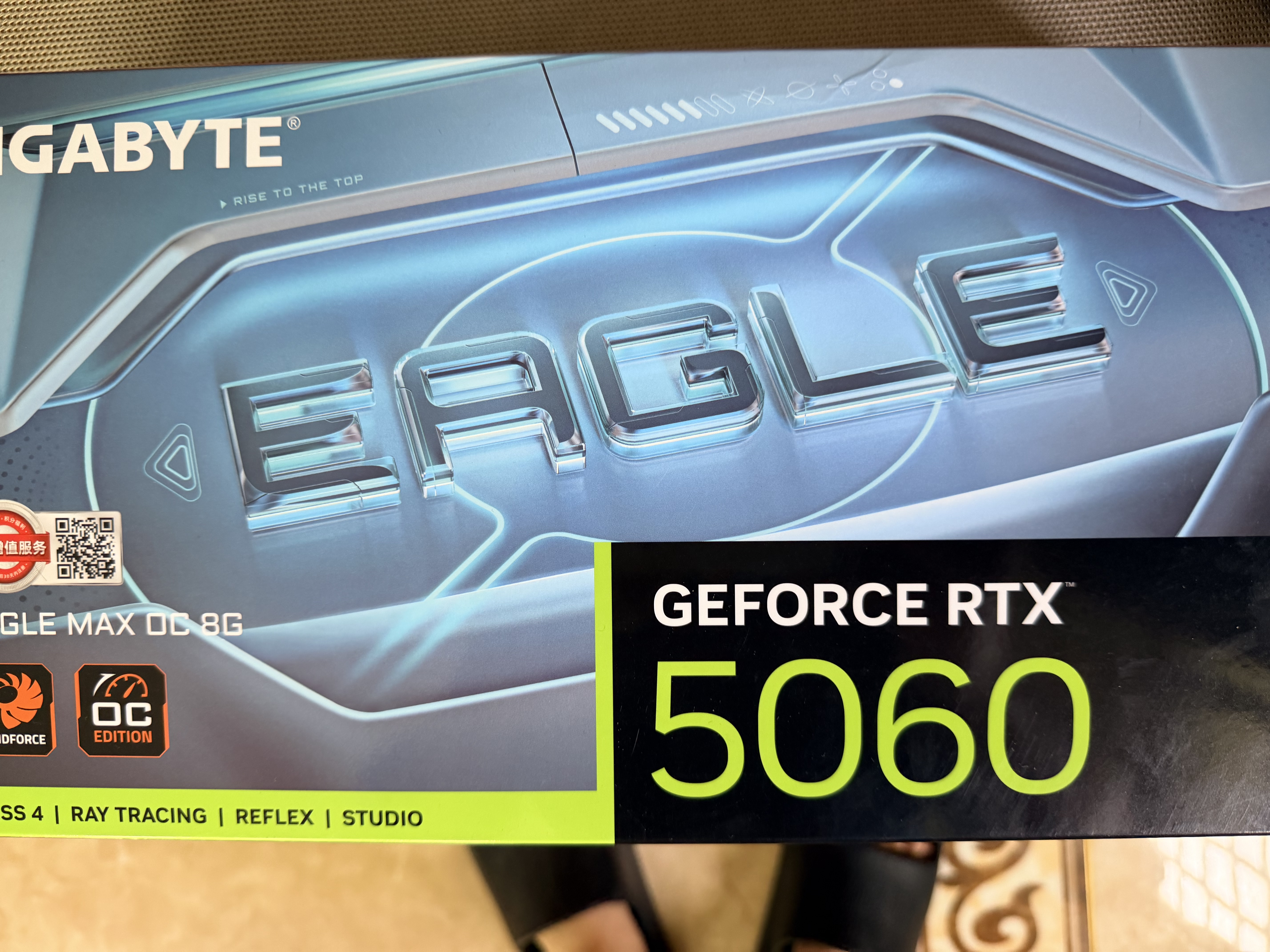 技嘉（GIGABYTE）RTX 5060 8G显卡 魔鹰/雪鹰/白色冰猎鹰/风魔MAX 台式机电脑 三角洲吃鸡游戏智能学习渲染独显 RTX5060 OC 8G猎鹰MAX 奢华三风扇 实拍图
