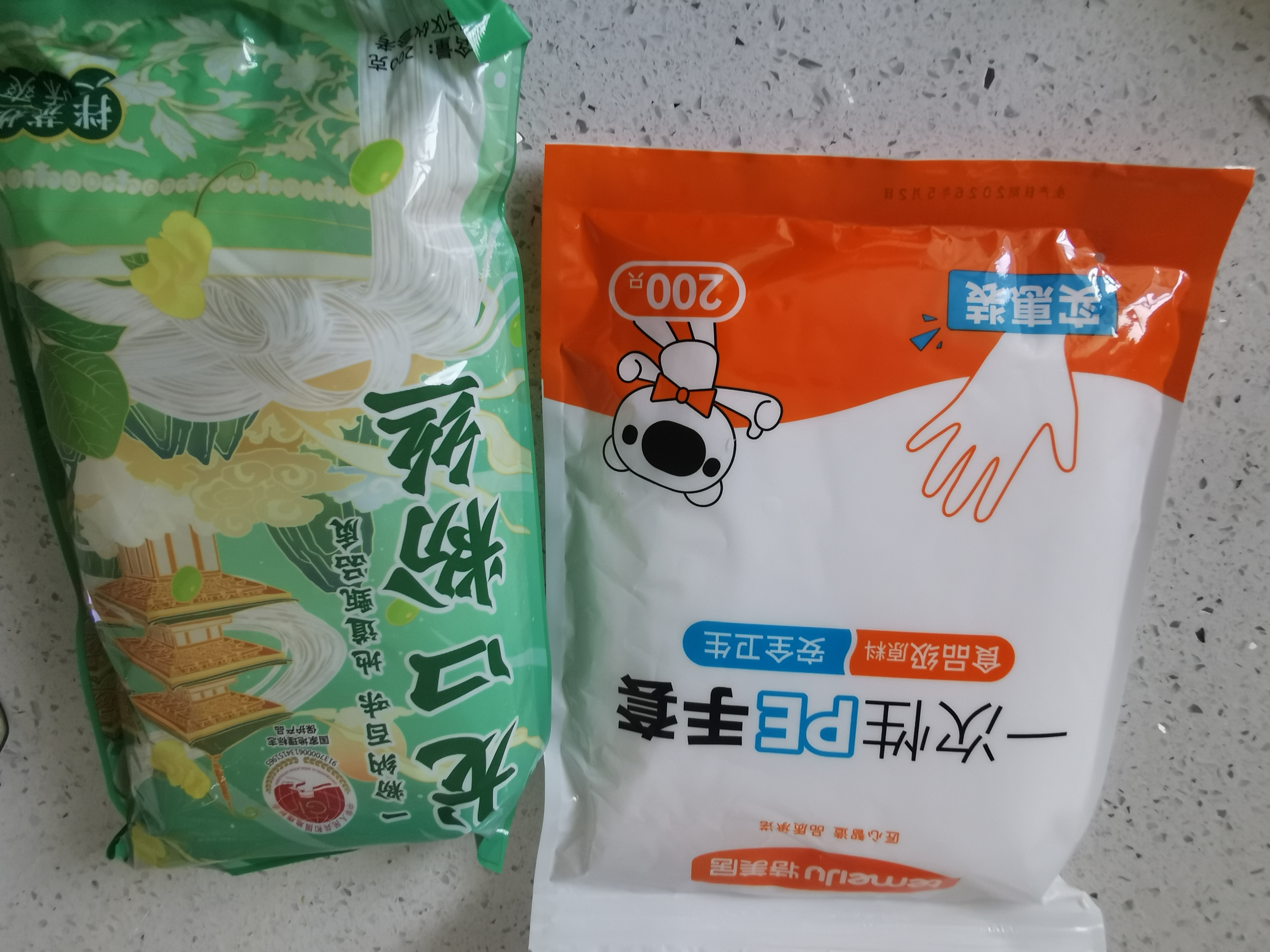 特美居一次性手套200只 袋装抽取式手套 加厚防漏塑料PE手套厨房食品 实拍图