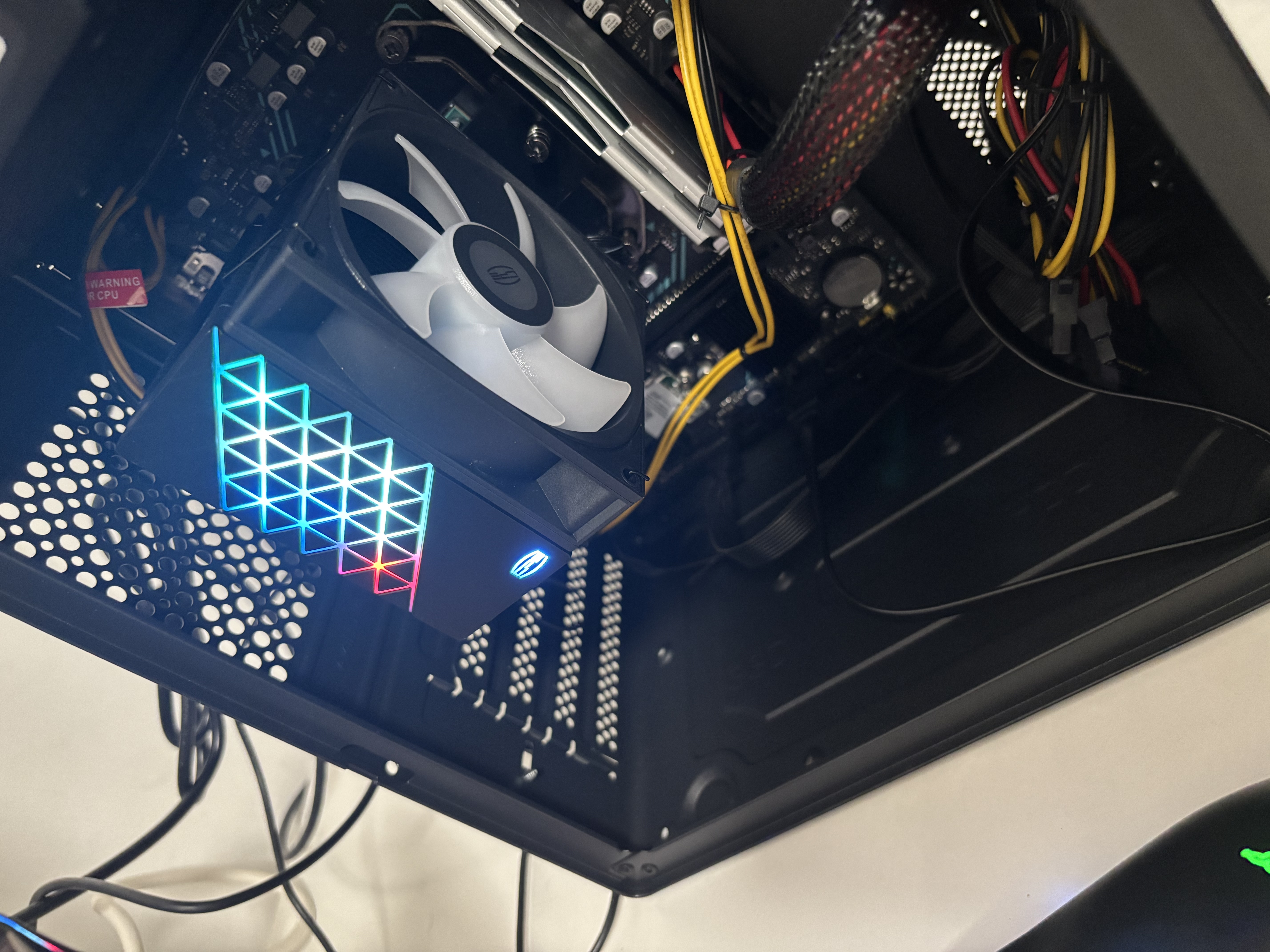 超频3（PCCOOLER）红海H4炫彩 黑色CPU风冷散热器（4热管/PWM风扇/支持12/13代1700/AM4/AM5/133mm高度） 实拍图