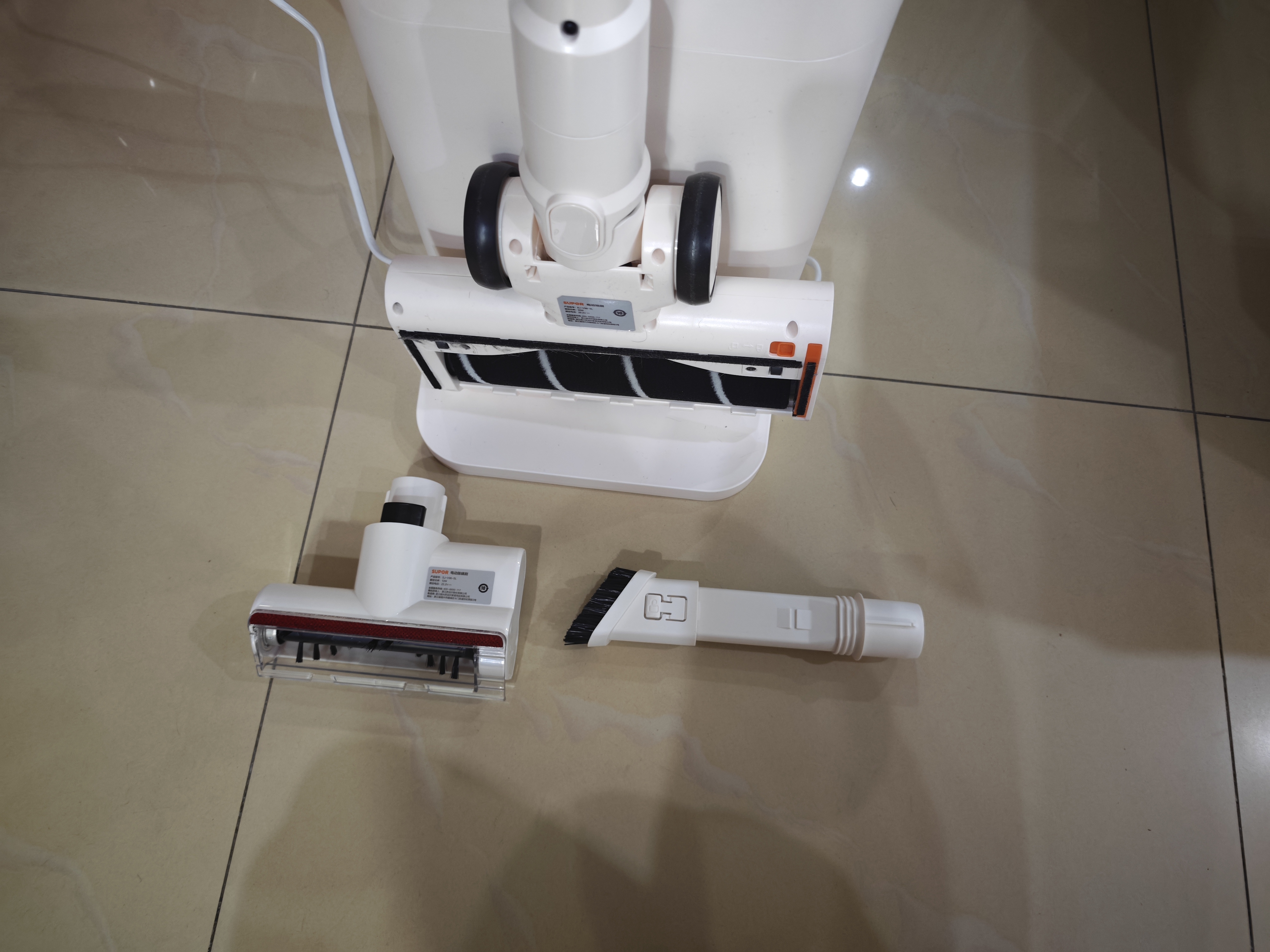 苏泊尔（SUPOR）吸尘器【除尘神器】智能自动集尘管家家用手持无线集尘基站大吸力绿光除螨双尘杯毛发防缠V96 实拍图