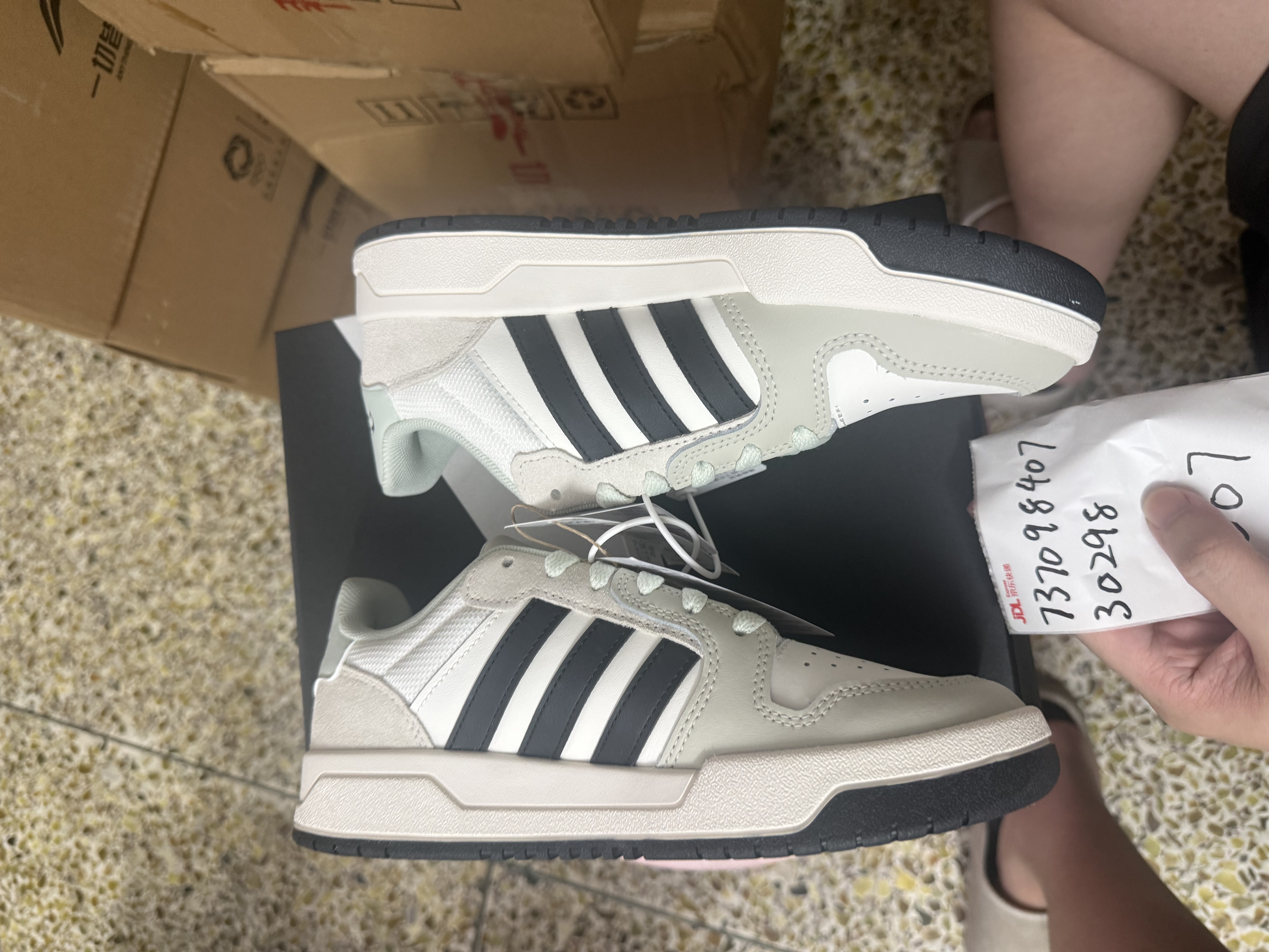 adidas ENTRAP美式校园风运动少年感复古篮球风板鞋男女阿迪达斯 白色/暗银金属/树脂黄   39 实拍图