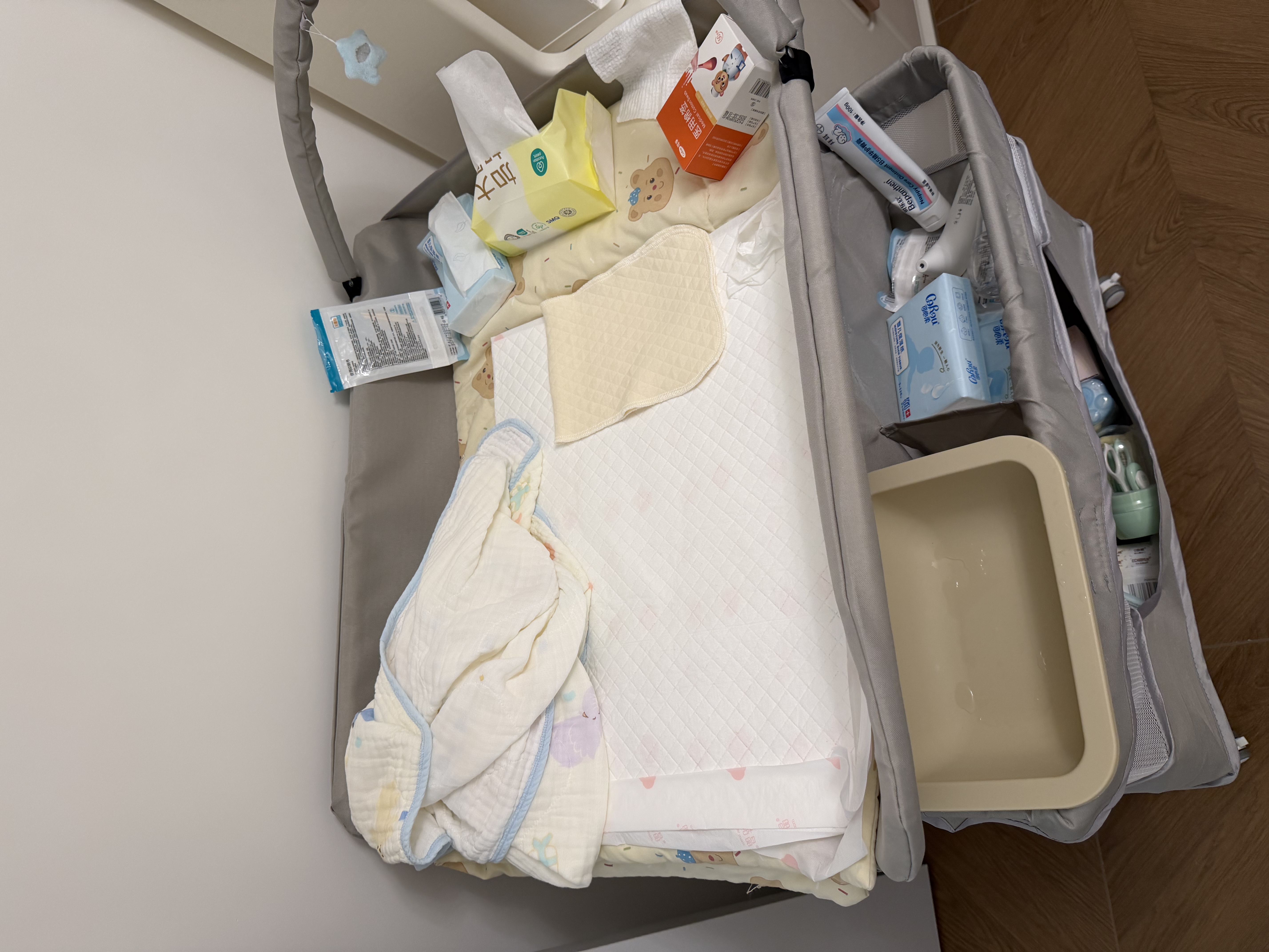 伊贝智换尿布台婴儿护理操作台可折叠高低可调抚触不湿多功能换洗一体台 升级全骨架+双层篮+折叠+调高度+游戏架+小盆 宝宝隔尿不湿整理台 实拍图