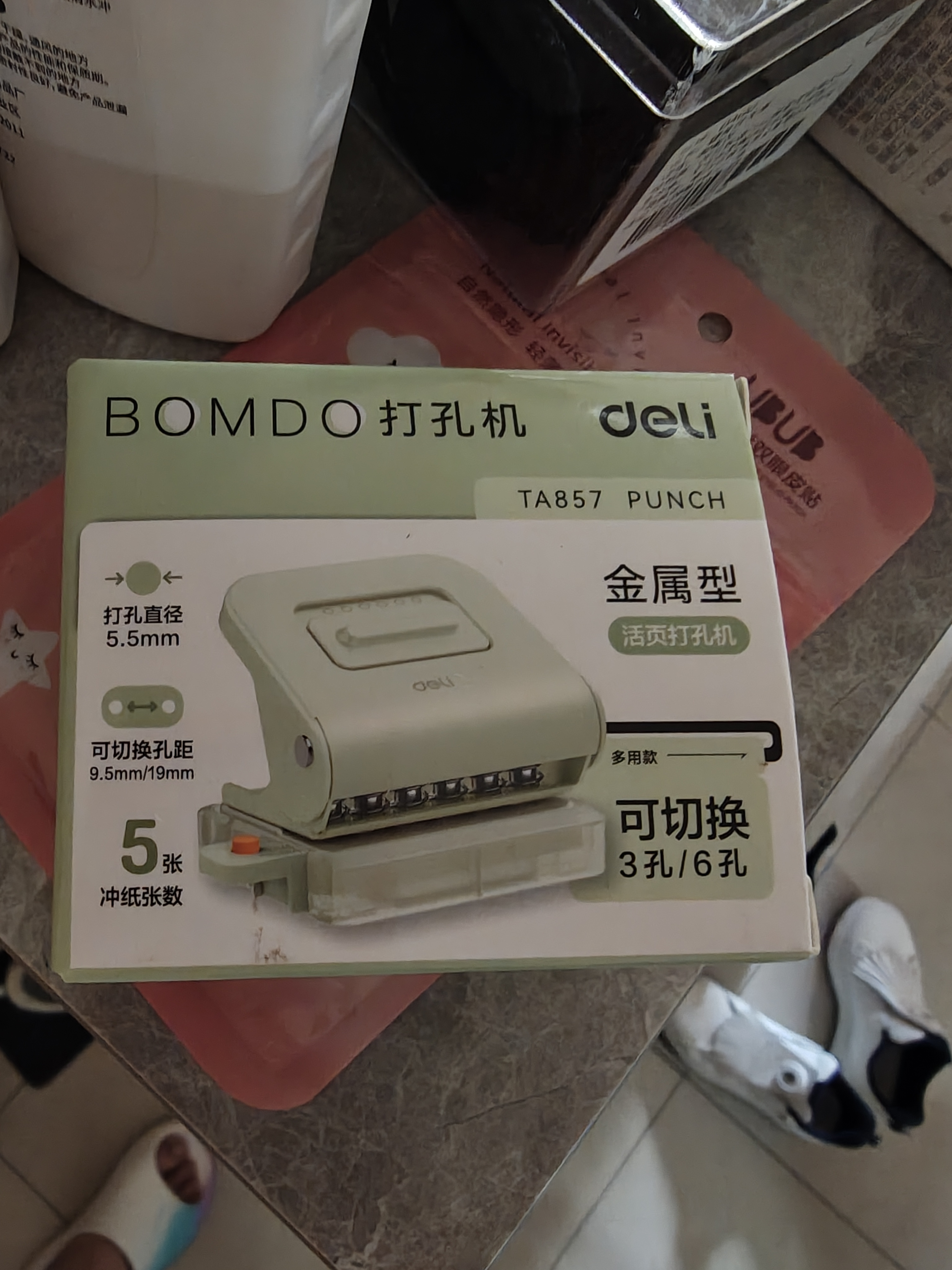 得力（deli）活页打孔器金属6孔/3孔可调节六孔打孔机小型a4活页本凭证装订机装订夹条 TA857抹茶绿 实拍图