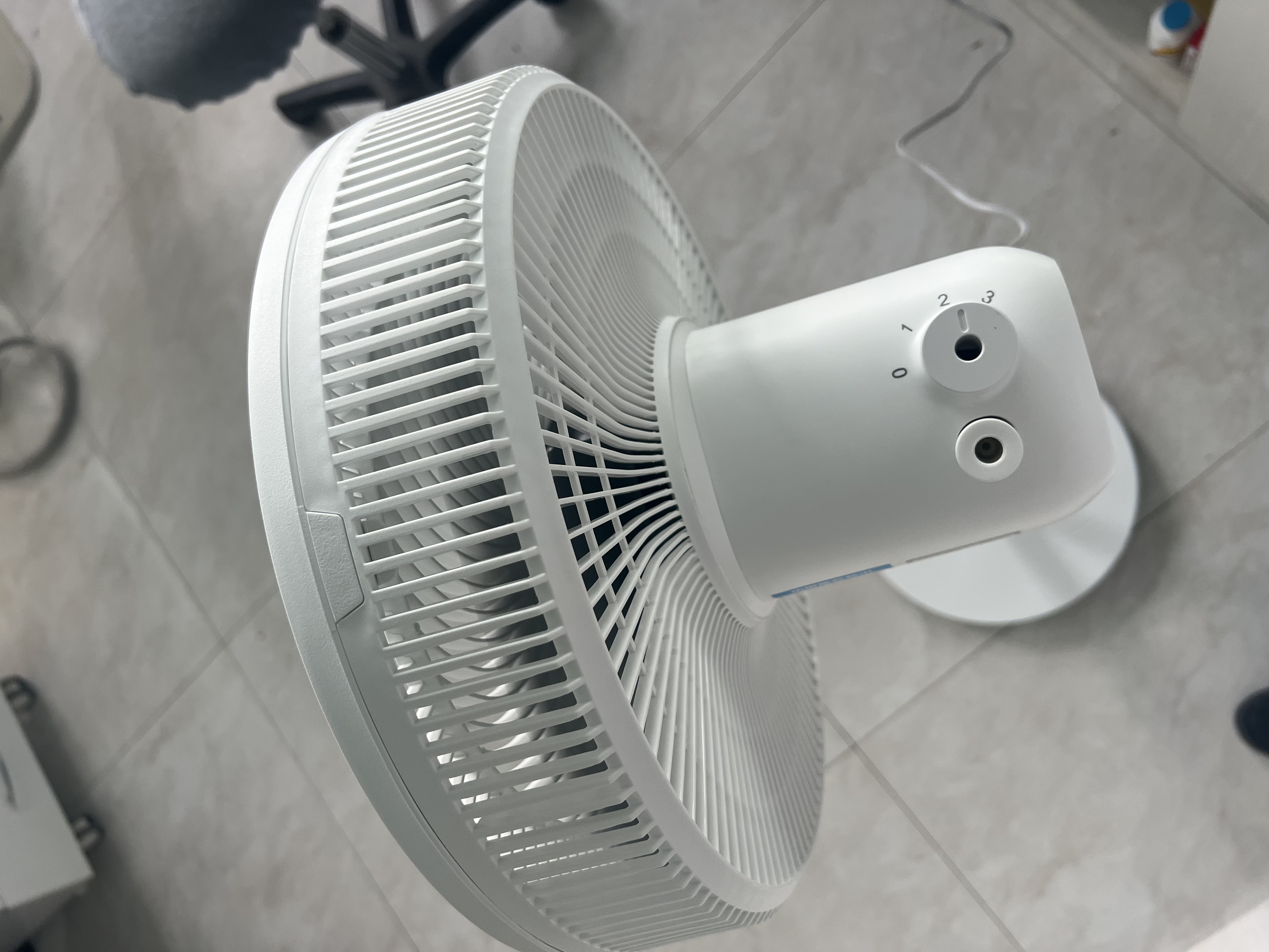 美的（Midea） 电风扇 家用风扇7叶落地扇立式轻音节能大风量电扇台扇迷你扇台立两用转页扇空气循环扇安静低音 店长推荐丨7叶劲风 百万单·SAF30AC 家用落地扇 实拍图