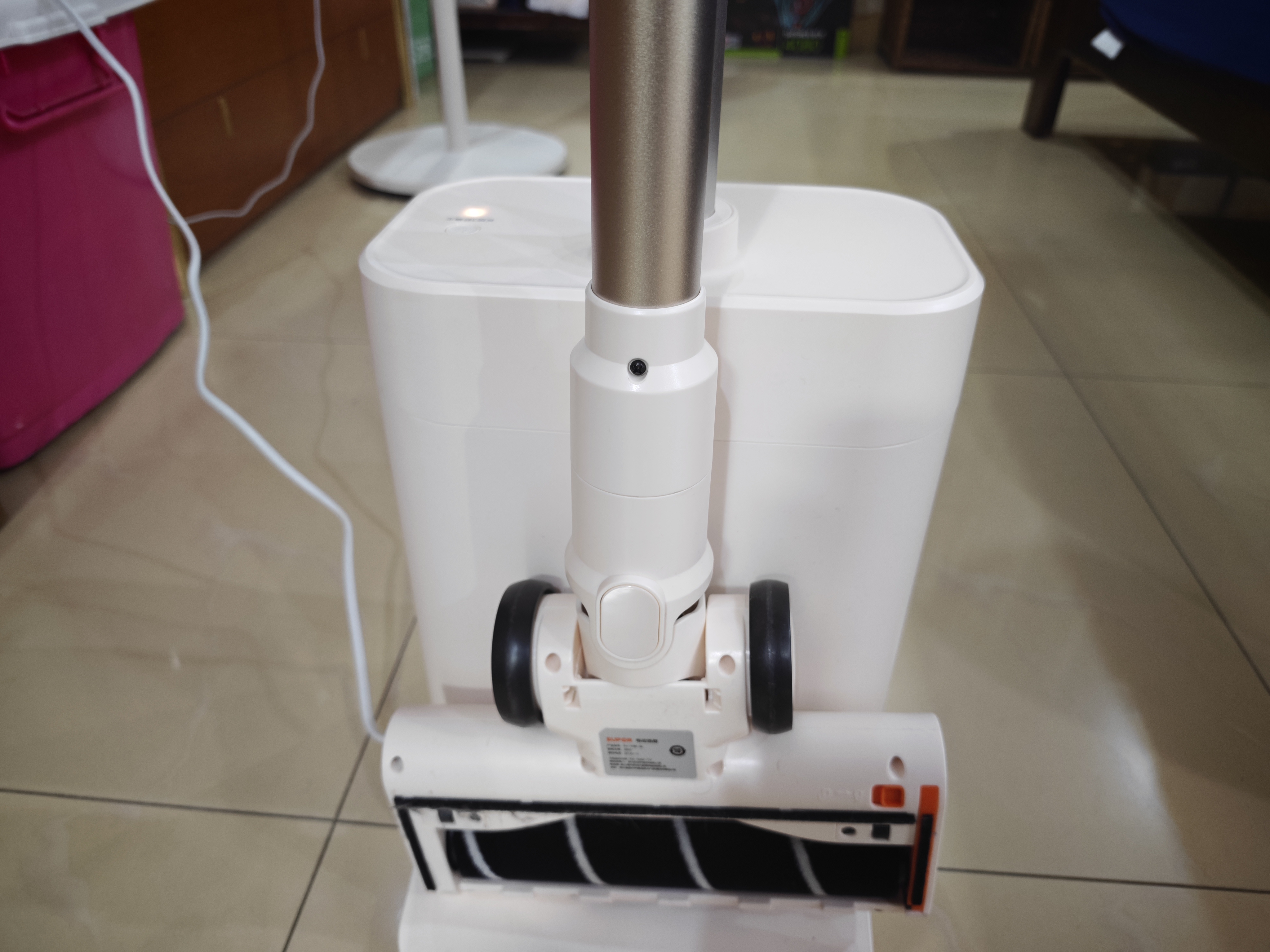苏泊尔（SUPOR）吸尘器【除尘神器】智能自动集尘管家家用手持无线集尘基站大吸力绿光除螨双尘杯毛发防缠V96 实拍图