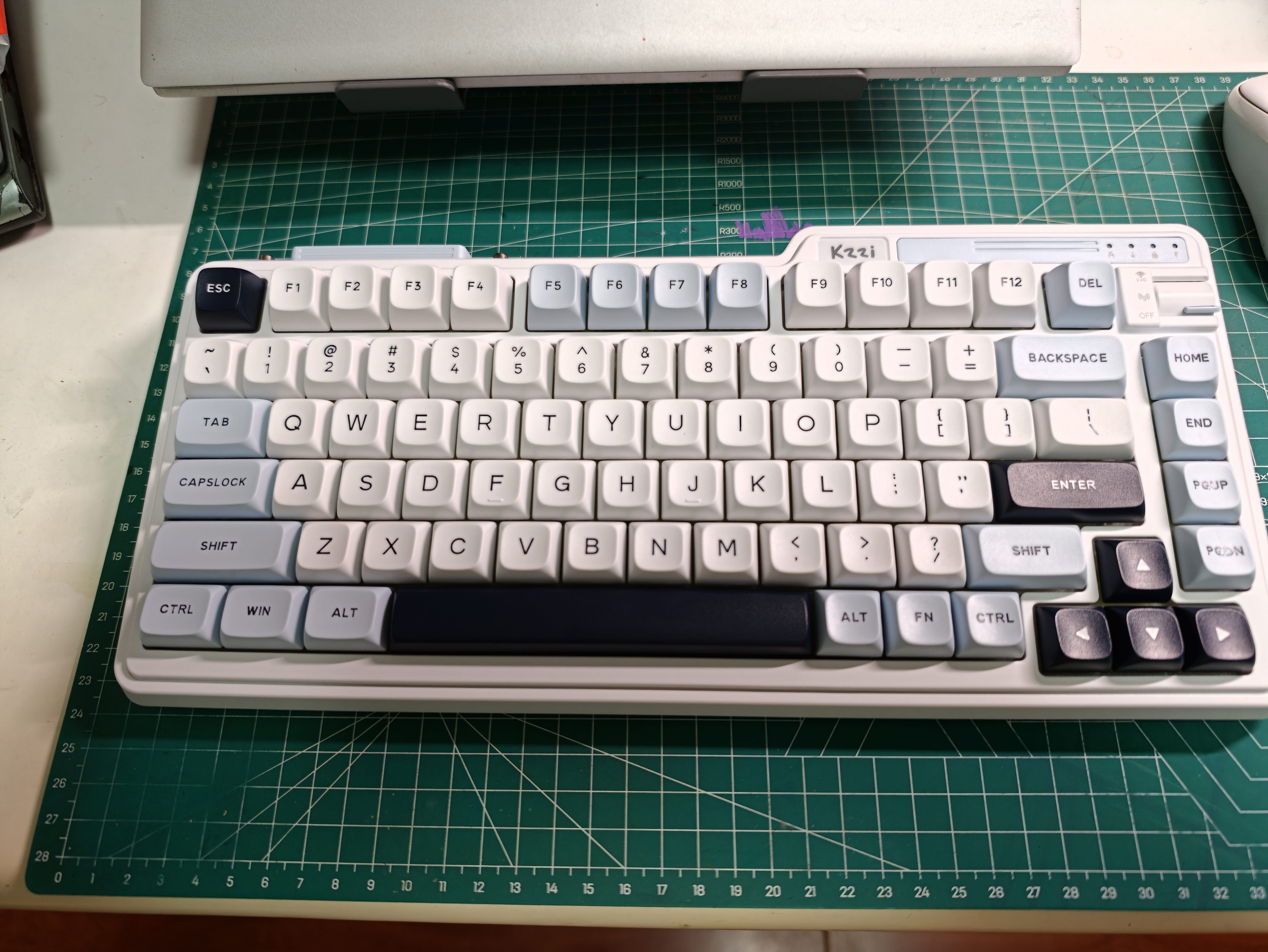 珂芝（KZZI）K75V2三模客制化机械键盘无线蓝牙电竞游戏静音轴体办公82键RGB背光PBT键帽Gasket冰川蓝轻羽轴V2 实拍图