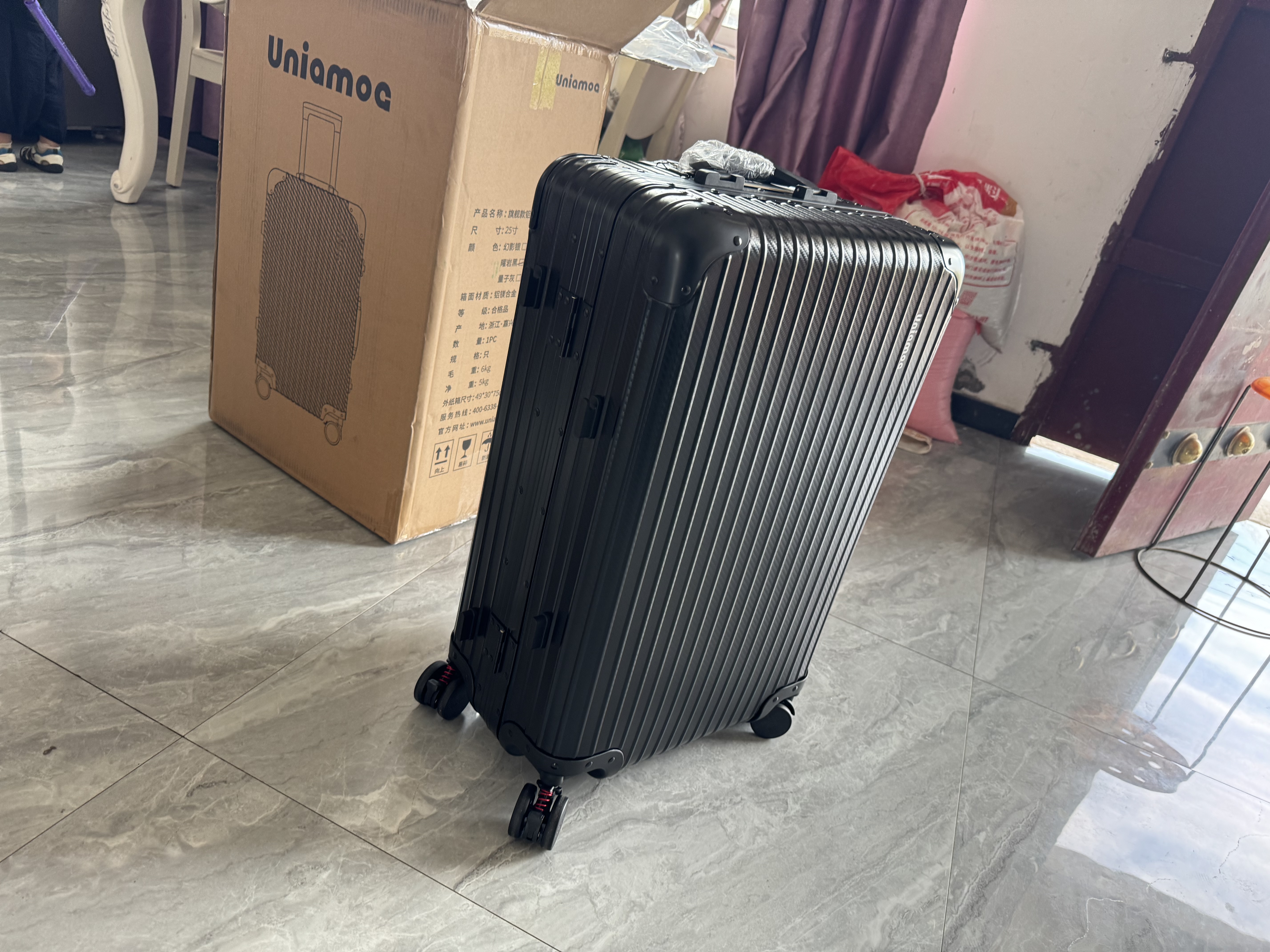 乌尼莫克（Uniamog）德国品牌登机箱行李箱全铝镁合金旅行箱金属拉杆箱小型密码箱皮箱 曜岩黑-旗舰款 升级加厚防刮耐磨 25英寸 /弹簧减震万向轮+一键刹车 实拍图