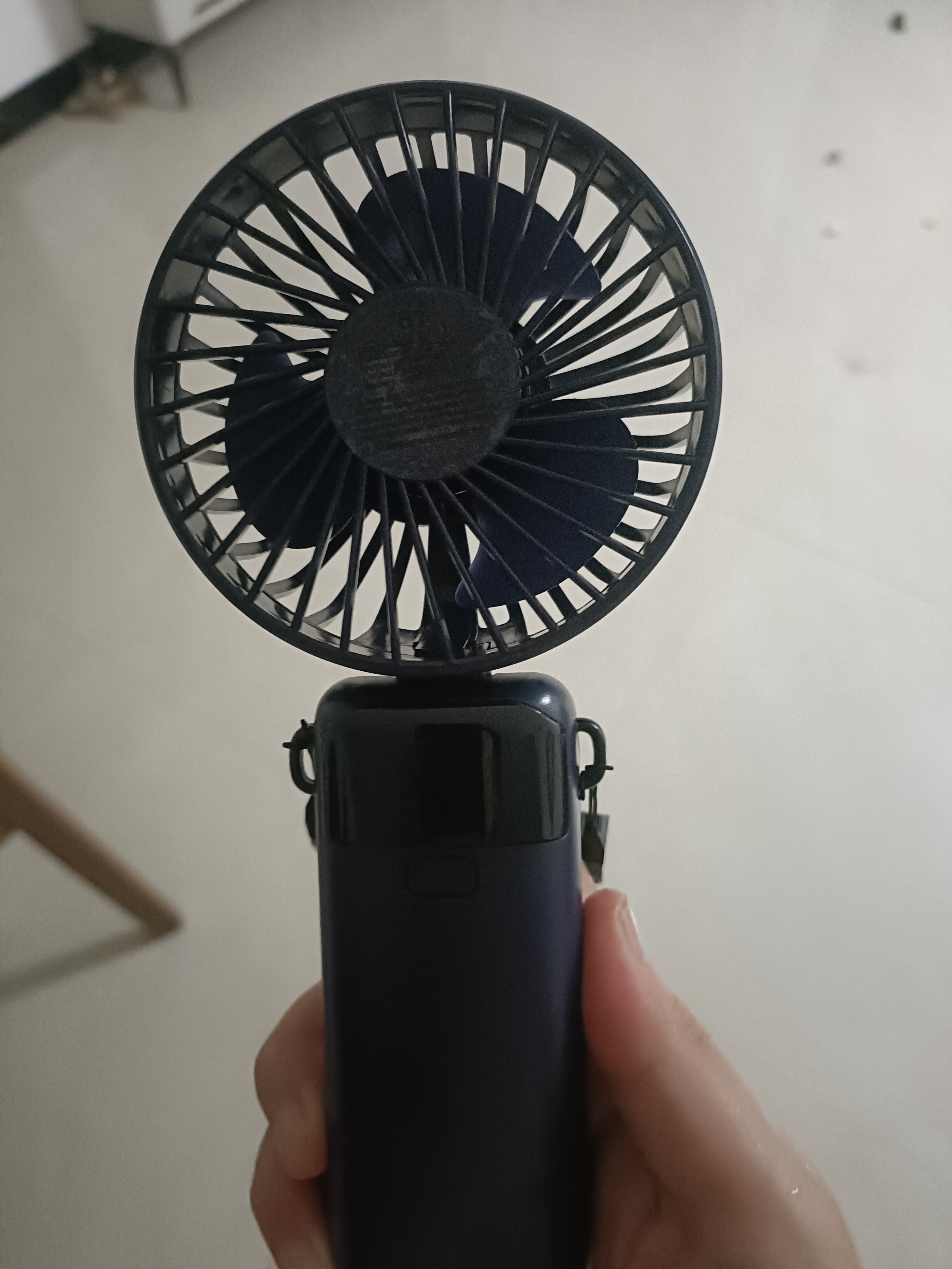 COZA【小风扇推荐】手持小风扇迷你便捷折叠支架usb风扇桌面挂脖式户外学生宿舍办公室充电随身小电扇 轻奢蓝丨可用6天丨5档强风丨智能数显丨带底座挂绳 实拍图