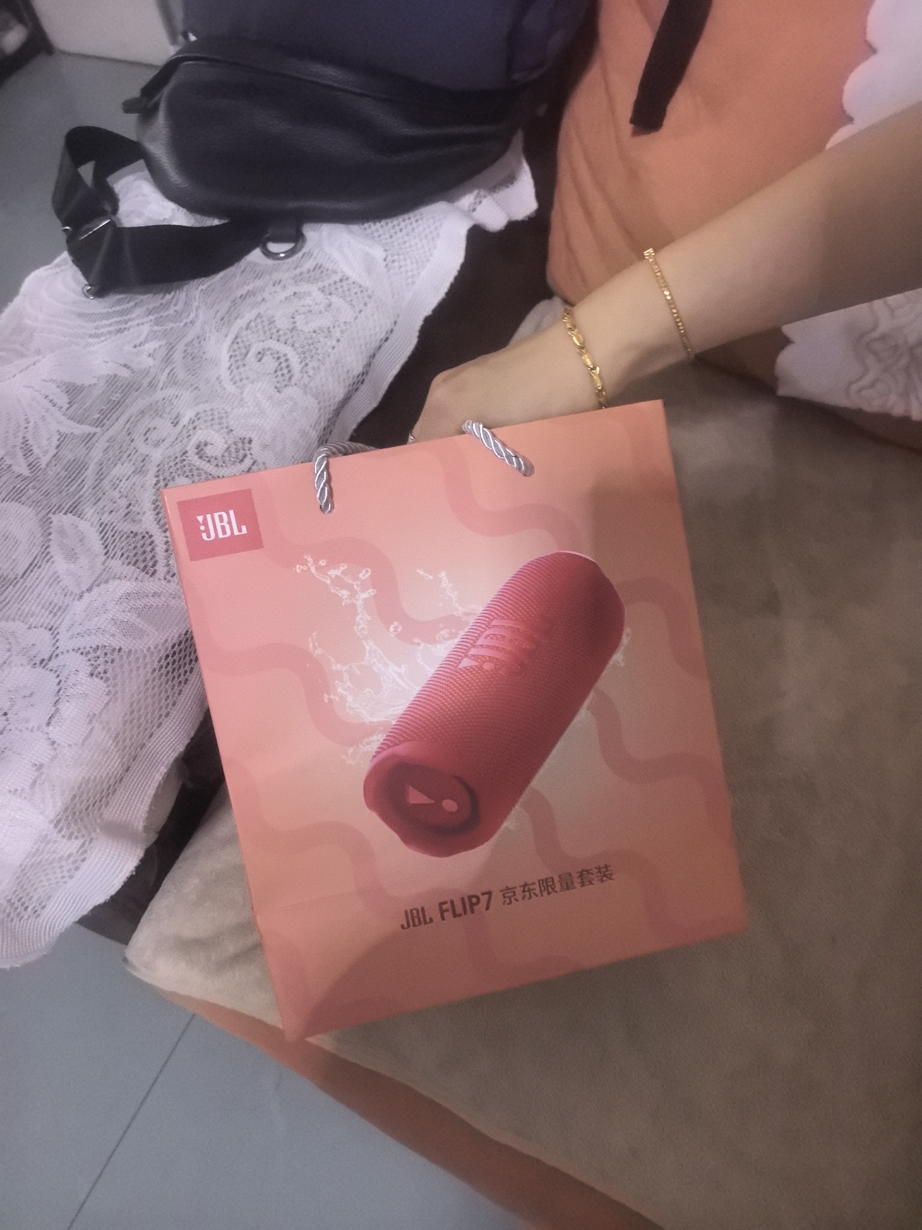 JBL FLIP7 音乐万花筒七代 便携蓝牙音箱户外音响  AI音效增强 +毛绒玩具公仔 送女友 限量礼盒装 实拍图