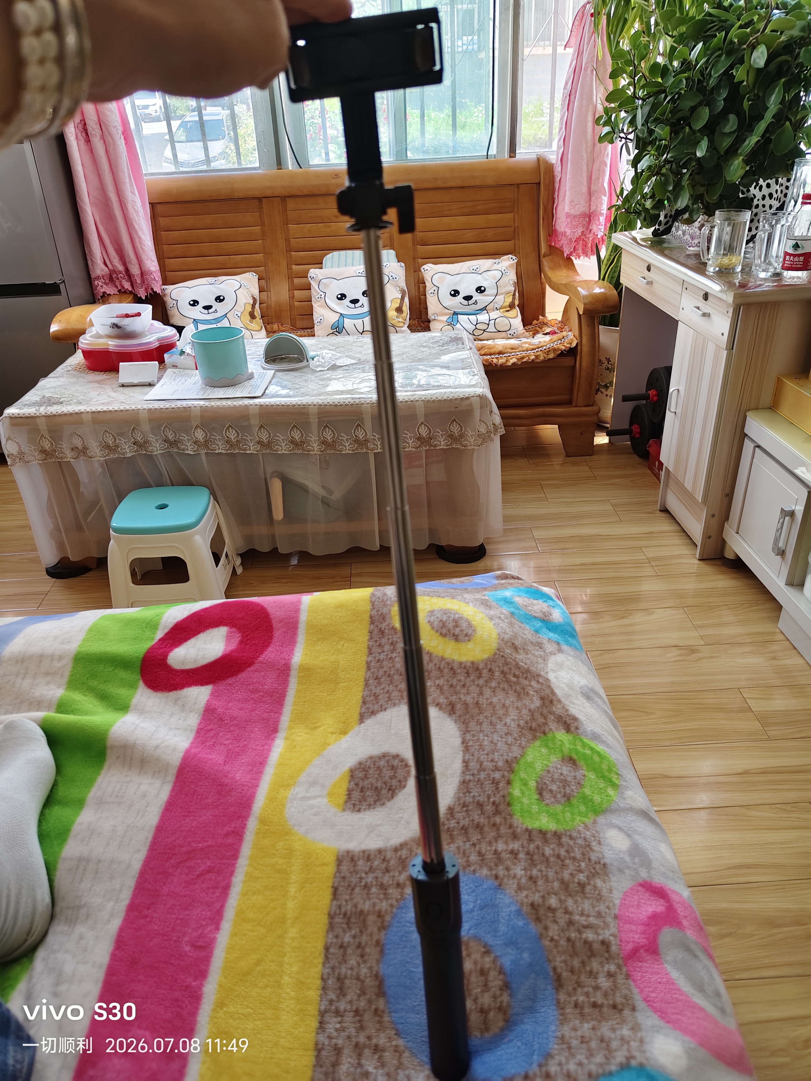 自拍杆手机伸缩旅游神器360度旋转多功能迷你三脚架手持直播落地便携防抖支架带蓝牙可选美颜补光 【经典黑色+标准款】0.7米 实拍图