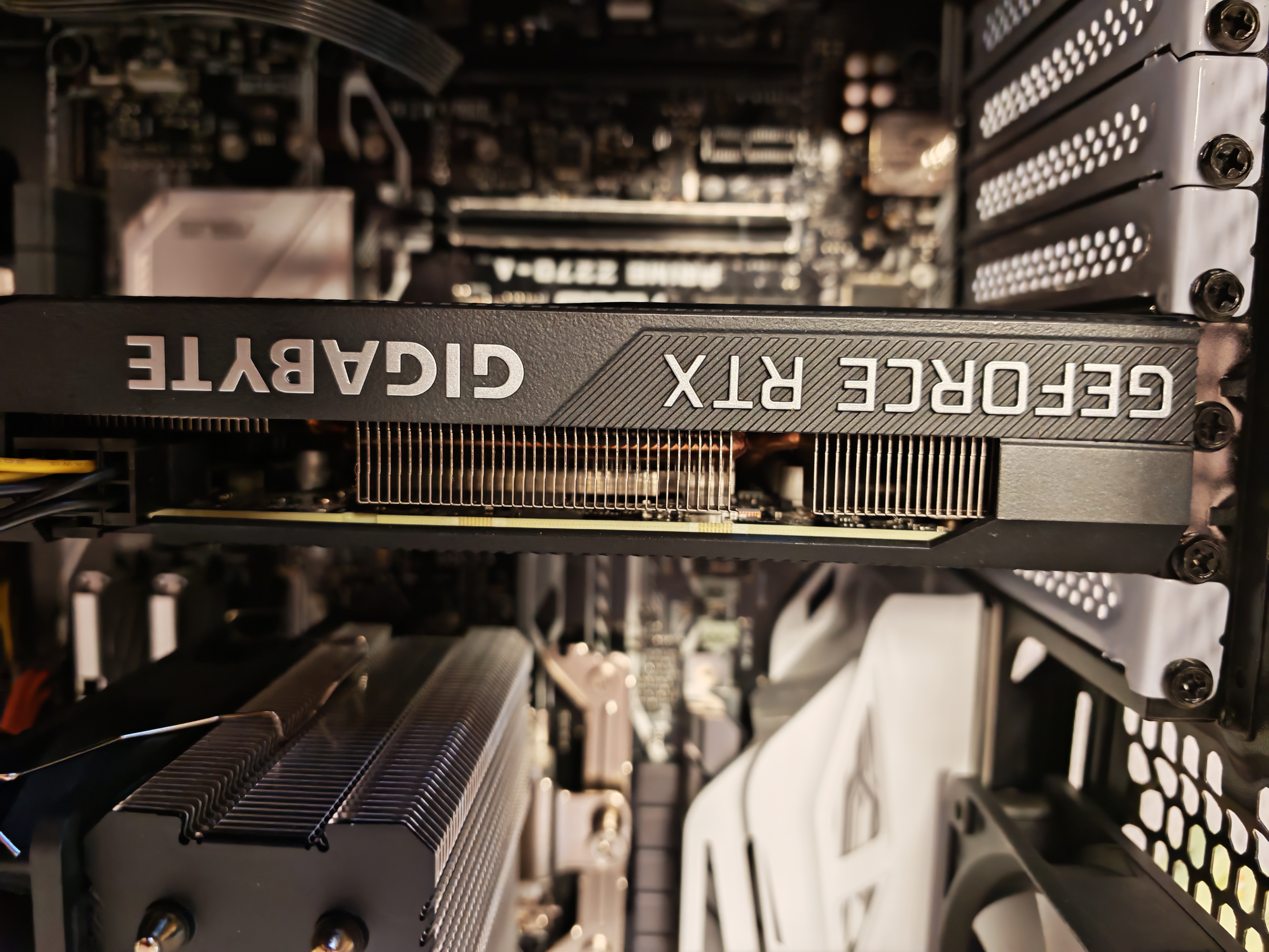 技嘉（GIGABYTE）风魔GeForce RTX 3060 WindForce OC 12G 电竞游戏设计OpenClaw龙虾本地部署显卡 实拍图