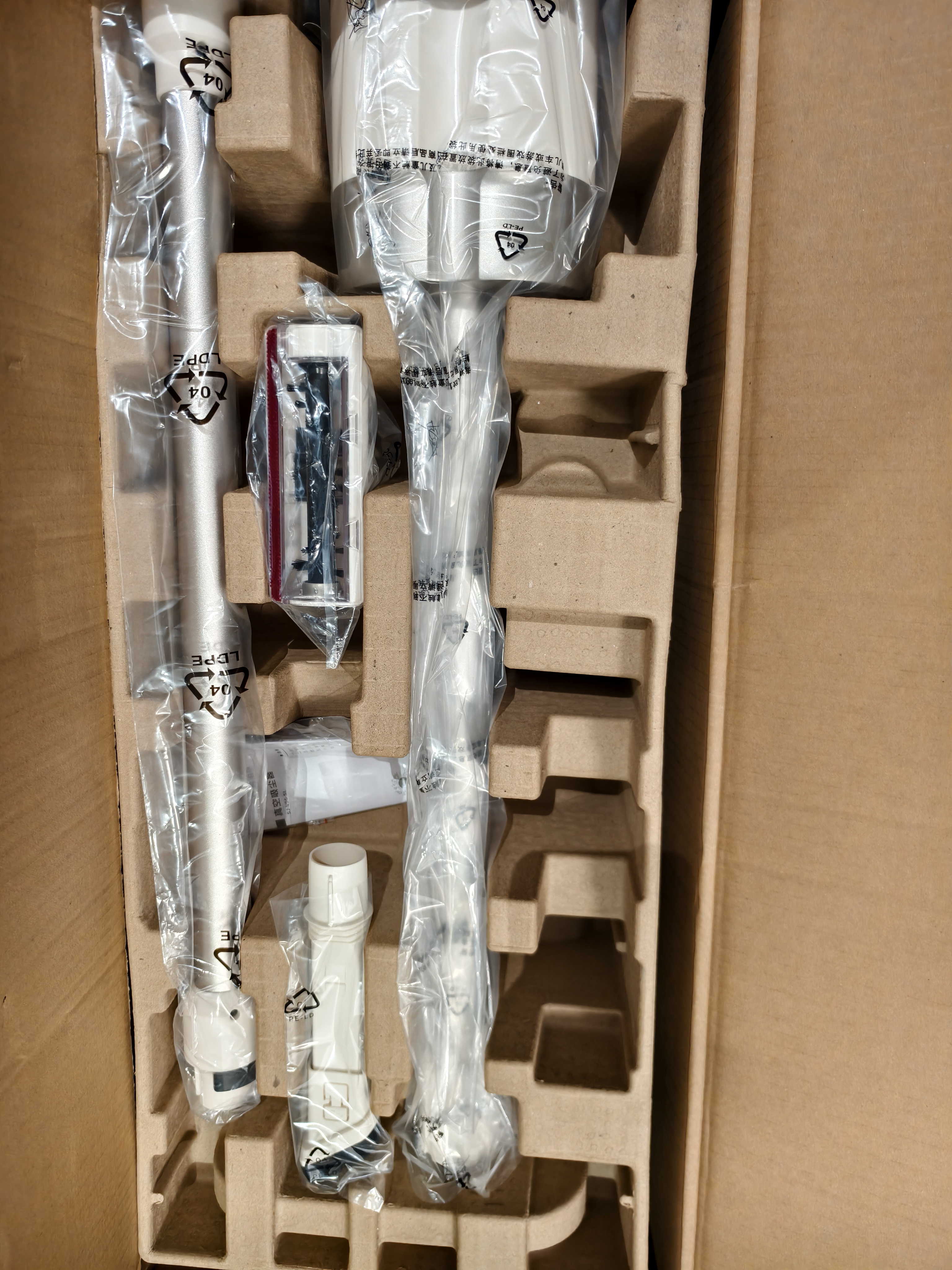 苏泊尔（SUPOR）吸尘器【除尘神器】智能自动集尘管家家用手持无线集尘基站大吸力绿光除螨双尘杯毛发防缠V96 实拍图