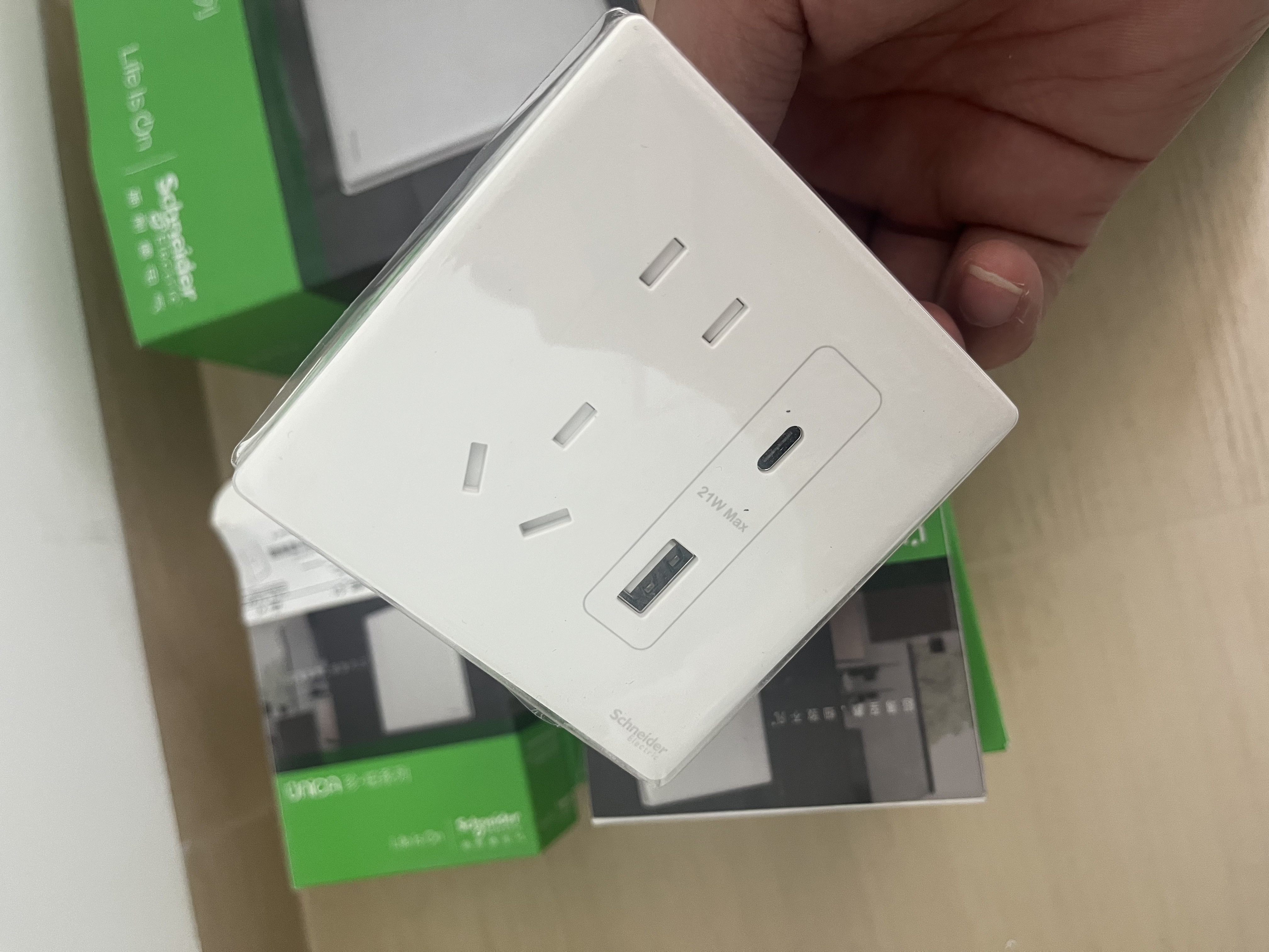 施耐德 五孔带(Type A+C)USB电源插座面板(快充21W)86型暗装 珍铂丝绒白 实拍图