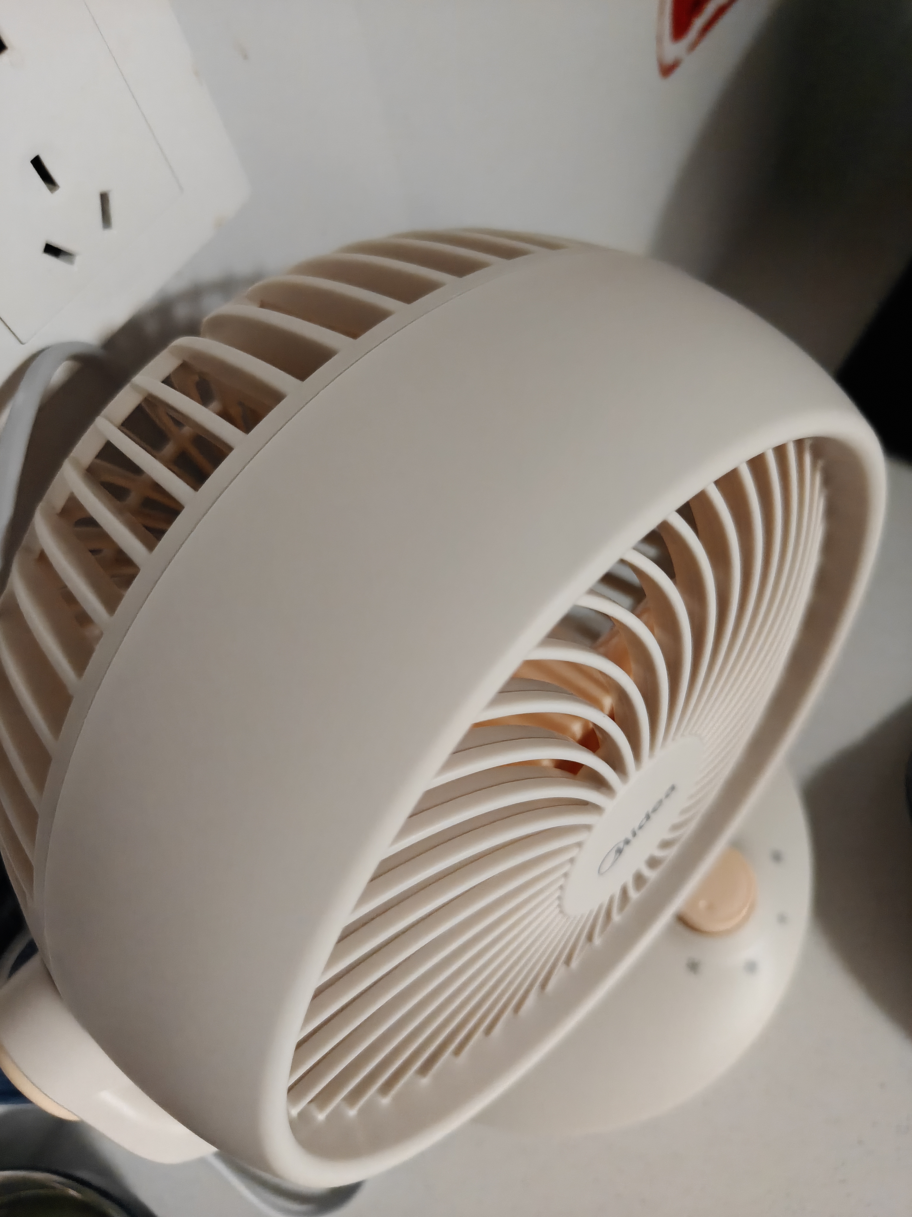 美的（Midea）【小型风扇】轻音台式桌面空气循环扇家用柔风电风扇宿舍办公迷你台扇落地扇空调伴侣 GAF18AD 实拍图