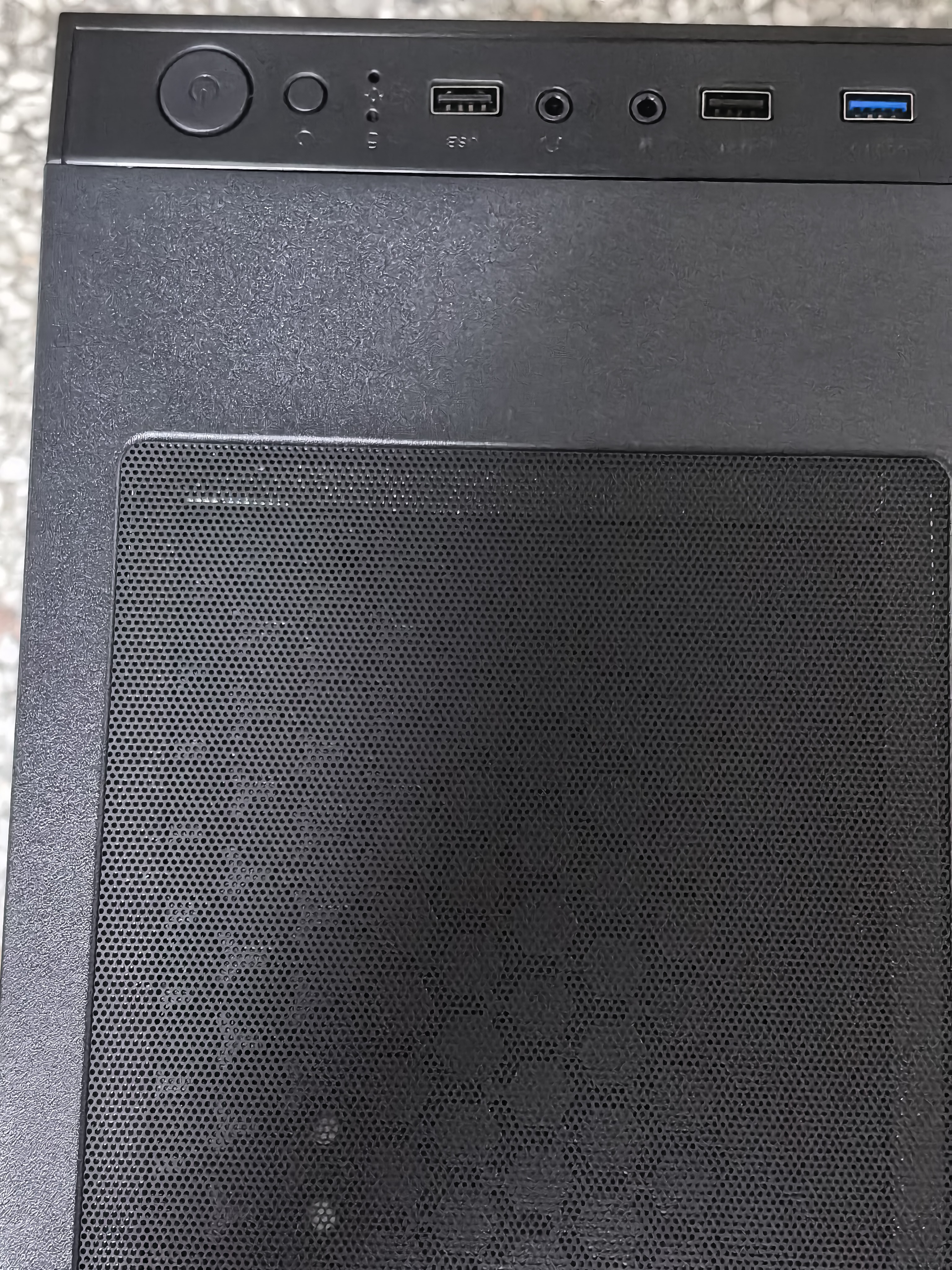 爱国者（aigo）A15 黑色 台式电脑主机箱  支持ATX主板/USB3.0/左侧透/240冷排/宽体机箱 实拍图