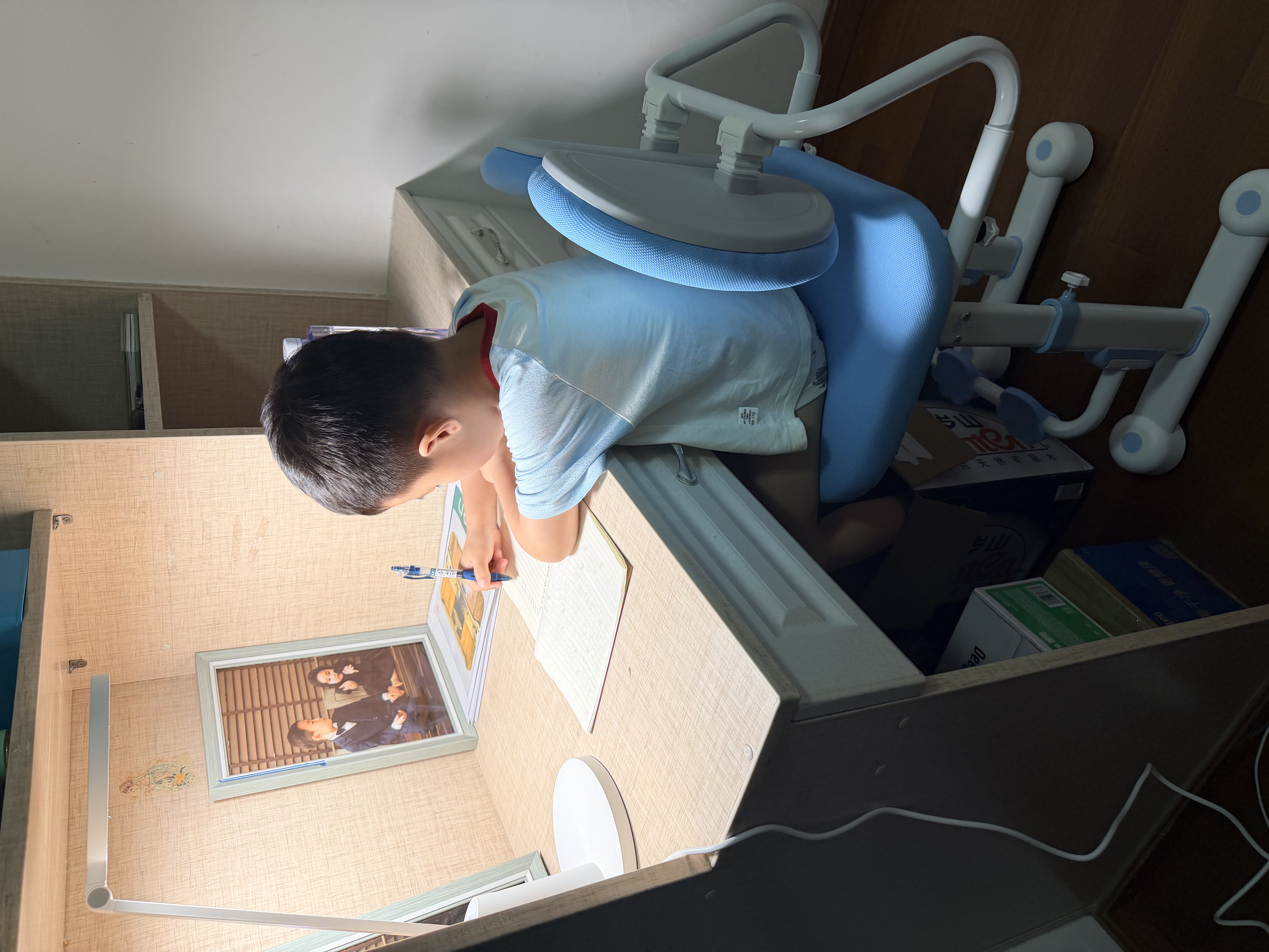读书郎儿童学习椅子写字椅中小学生椅子家用写字作业可升降调节靠背座椅 9cm动态追背+手摇升降+加高脚踏 实拍图