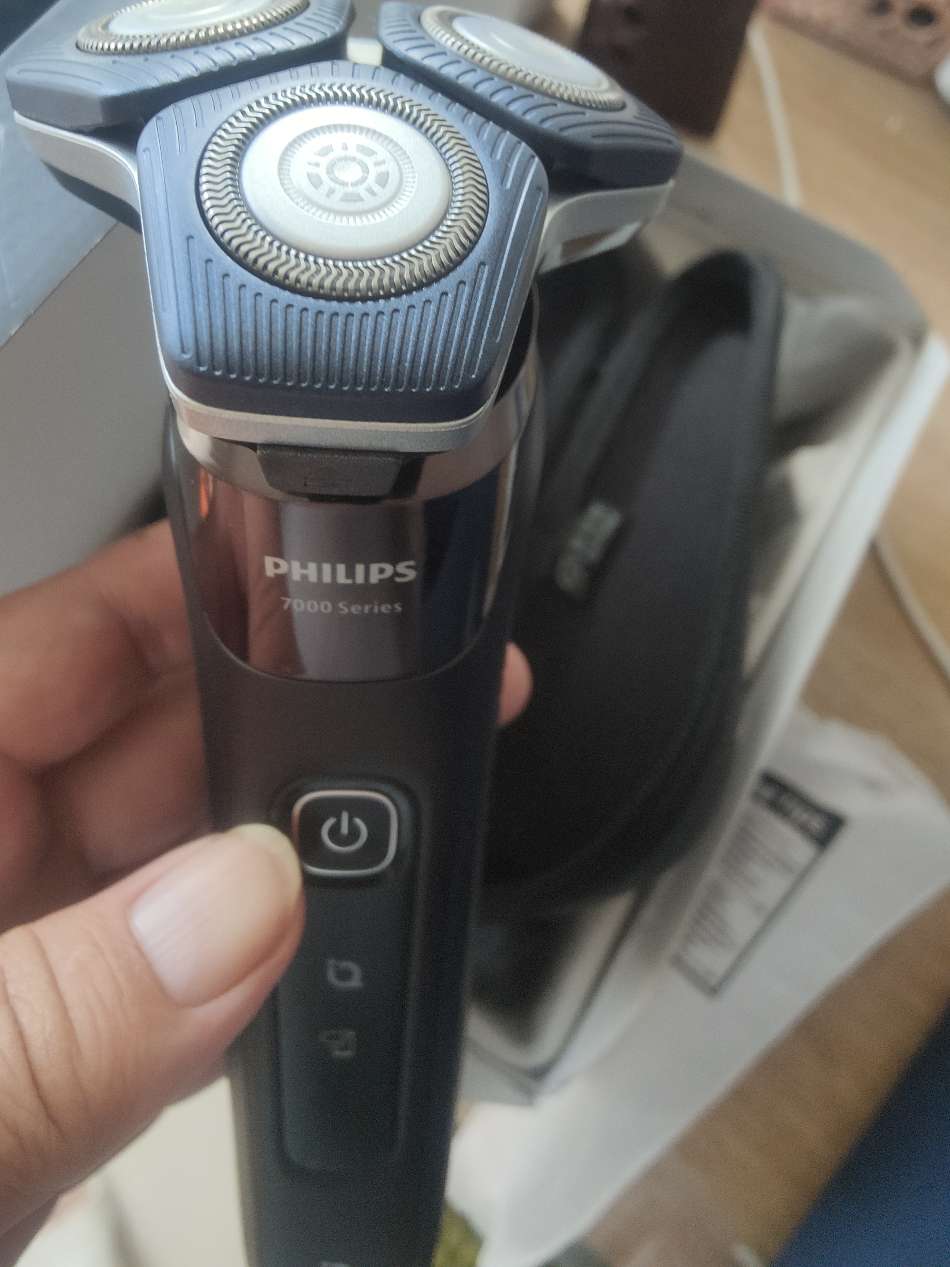 飞利浦（PHILIPS）电动剃须刀刮胡刀 欧洲版进口 蜂巢旋护7系 SkinIQ亲肤剃须刀 敏感肌护肤 生日礼物送长辈送男友 【旋护7系Pro】 S7886/35 充电底座 实拍图