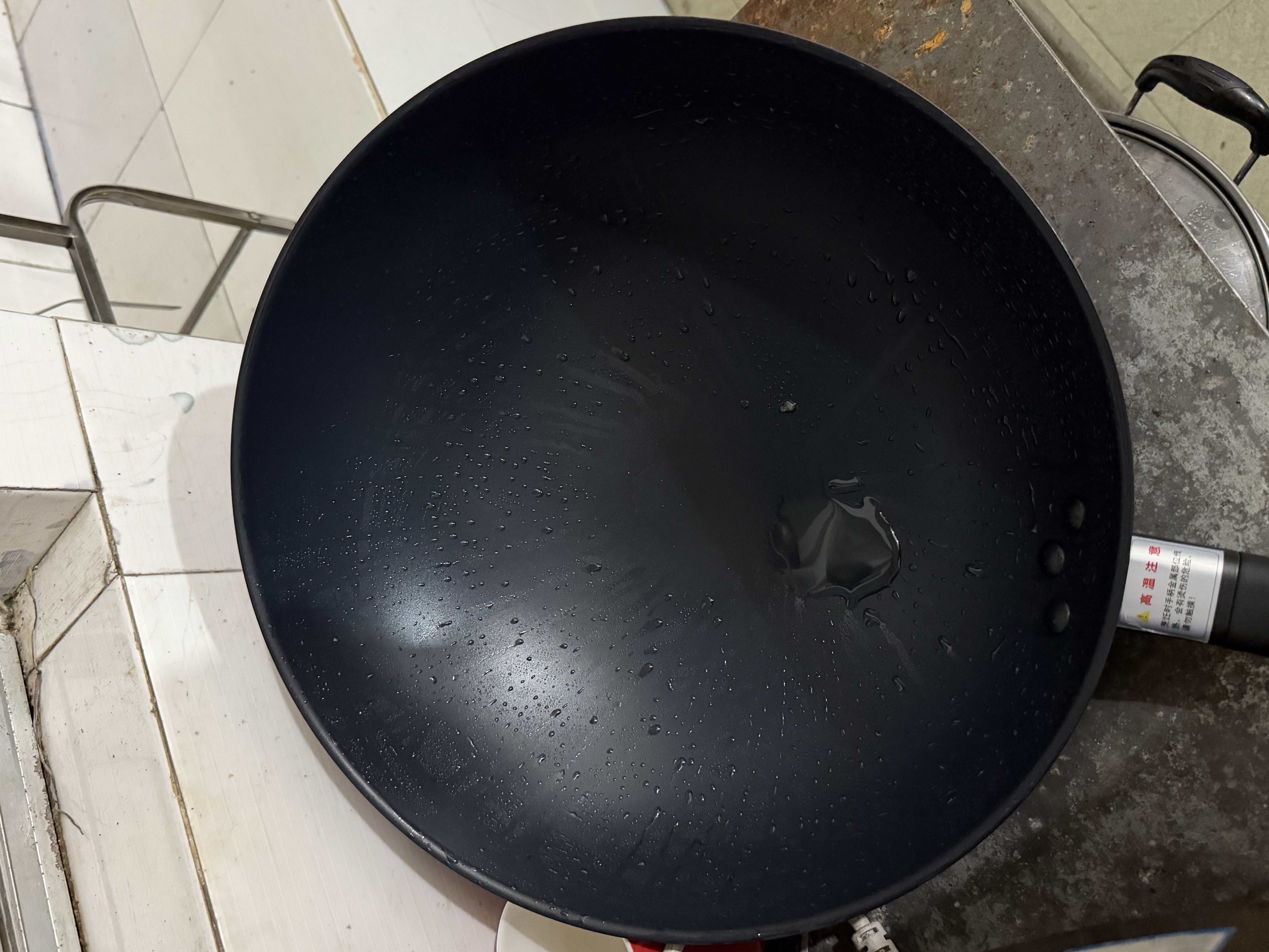 京东京造 有钛铁锅 不粘锅无涂层炒菜锅燃气灶可用铁铲圆底锅鸿运当头32cm 实拍图