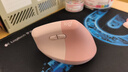 罗技（Logitech）Lift人体工学鼠标 垂直鼠标 小手鼠标 无线蓝牙鼠标 3台设备秒切换 带Logi Bolt接收器 粉色 实拍图