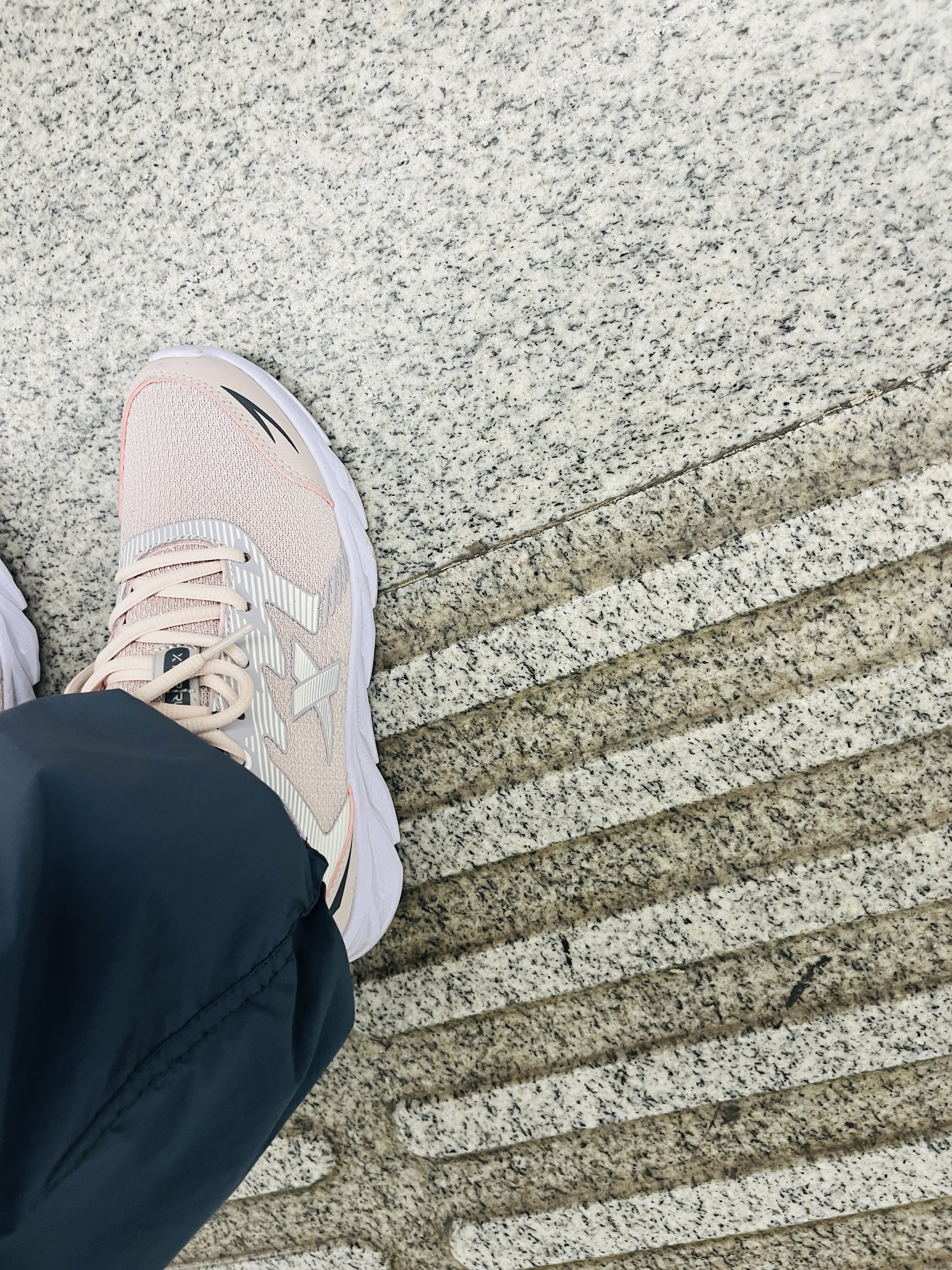 特步（XTEP）跑步鞋女鞋秋冬季网面透气运动鞋黑色休闲鞋妈妈鞋轻便减震跑鞋 粉红-网面0073 36 脚长22.5cm( 新法码37) 实拍图