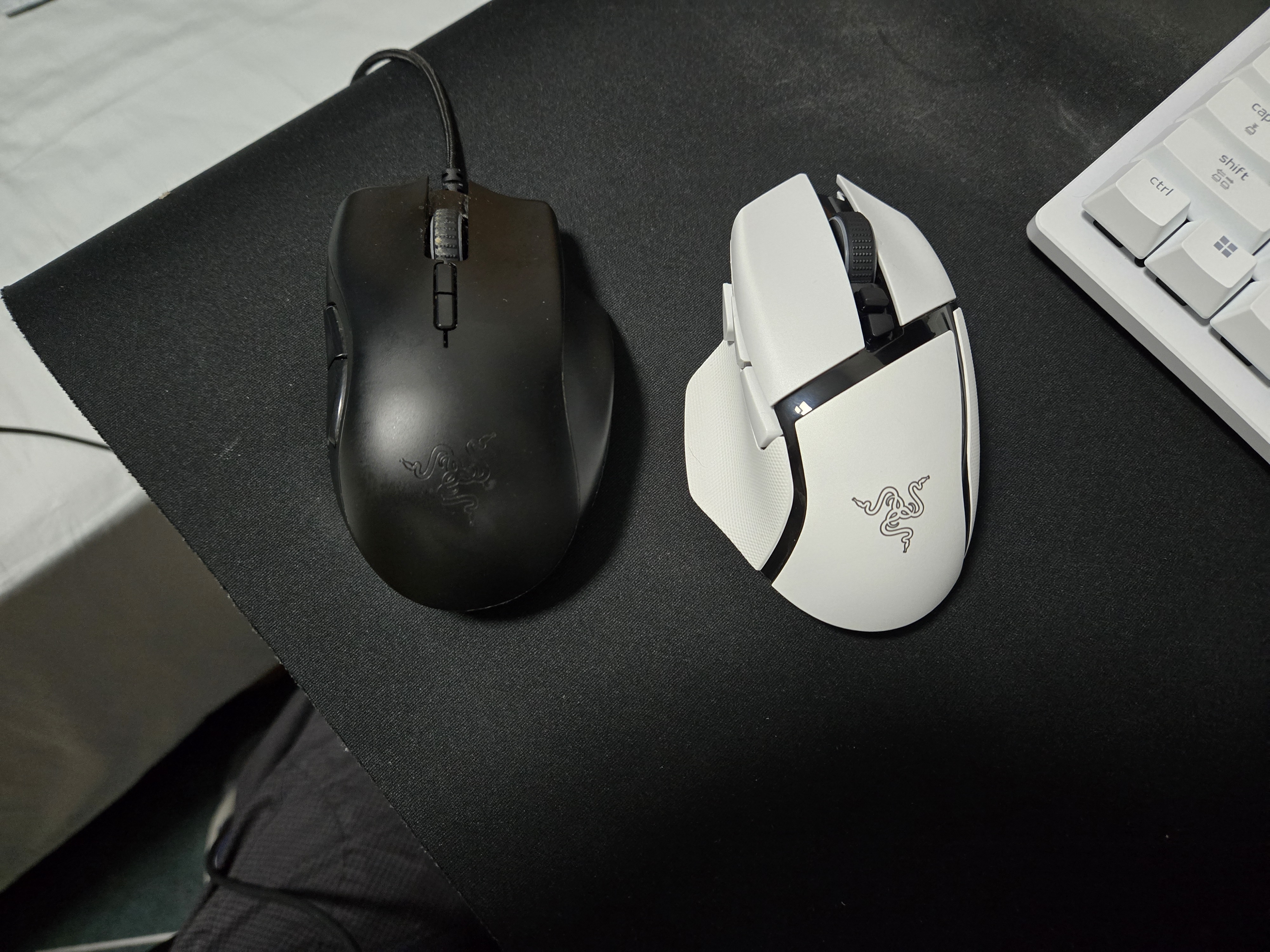 雷蛇（Razer）巴塞利斯蛇V3专业版 35K 无线鼠标 人体工学设计 RGB幻彩灯效 吃鸡/LOL/CS GO游戏 白色 实拍图