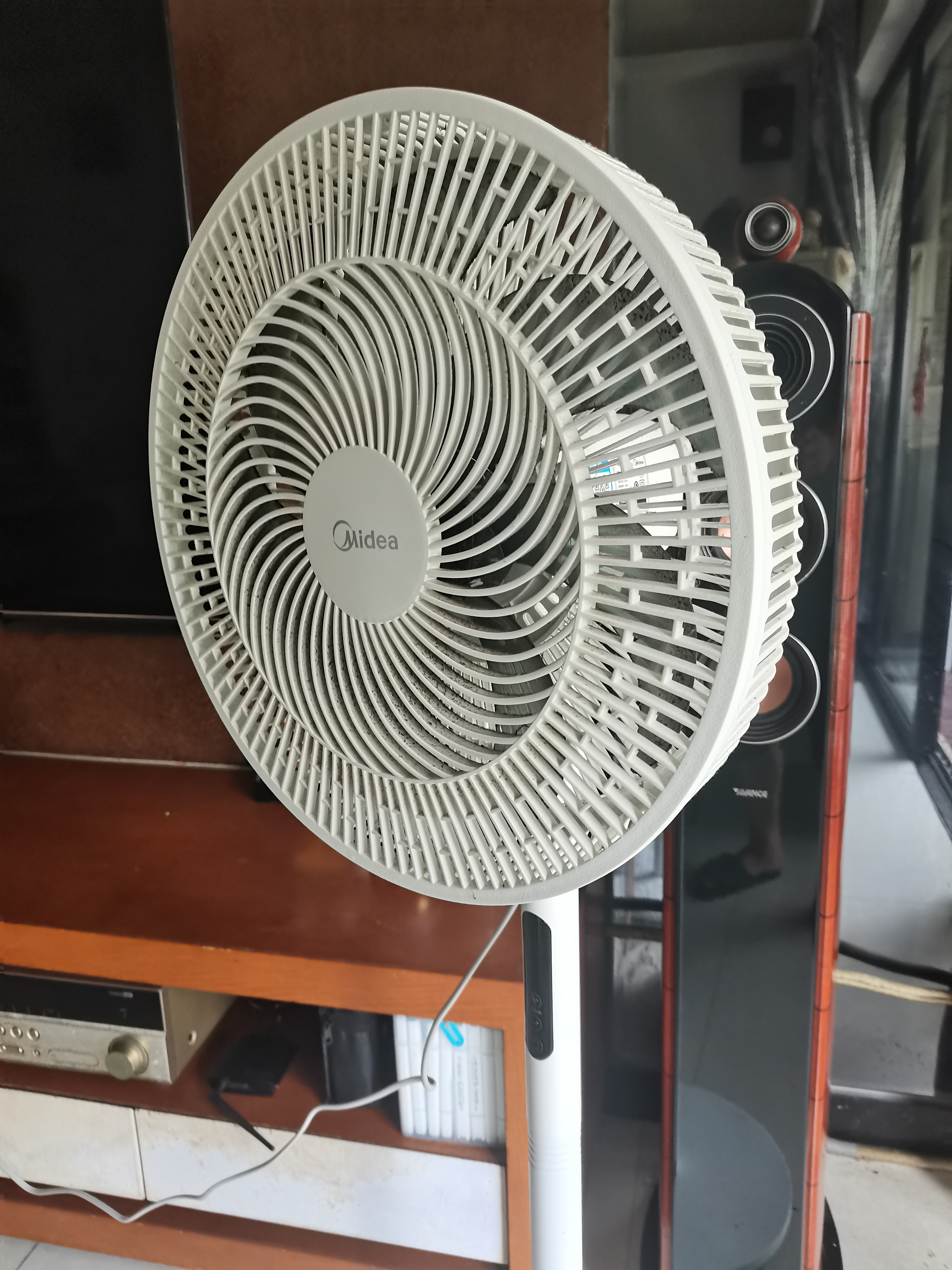 美的（Midea）【飓风节能】七叶柔风立式电风扇/家用轻音落地扇/台式小型风扇/大风力遥控定时摇头风扇 SAH35BSJ 实拍图