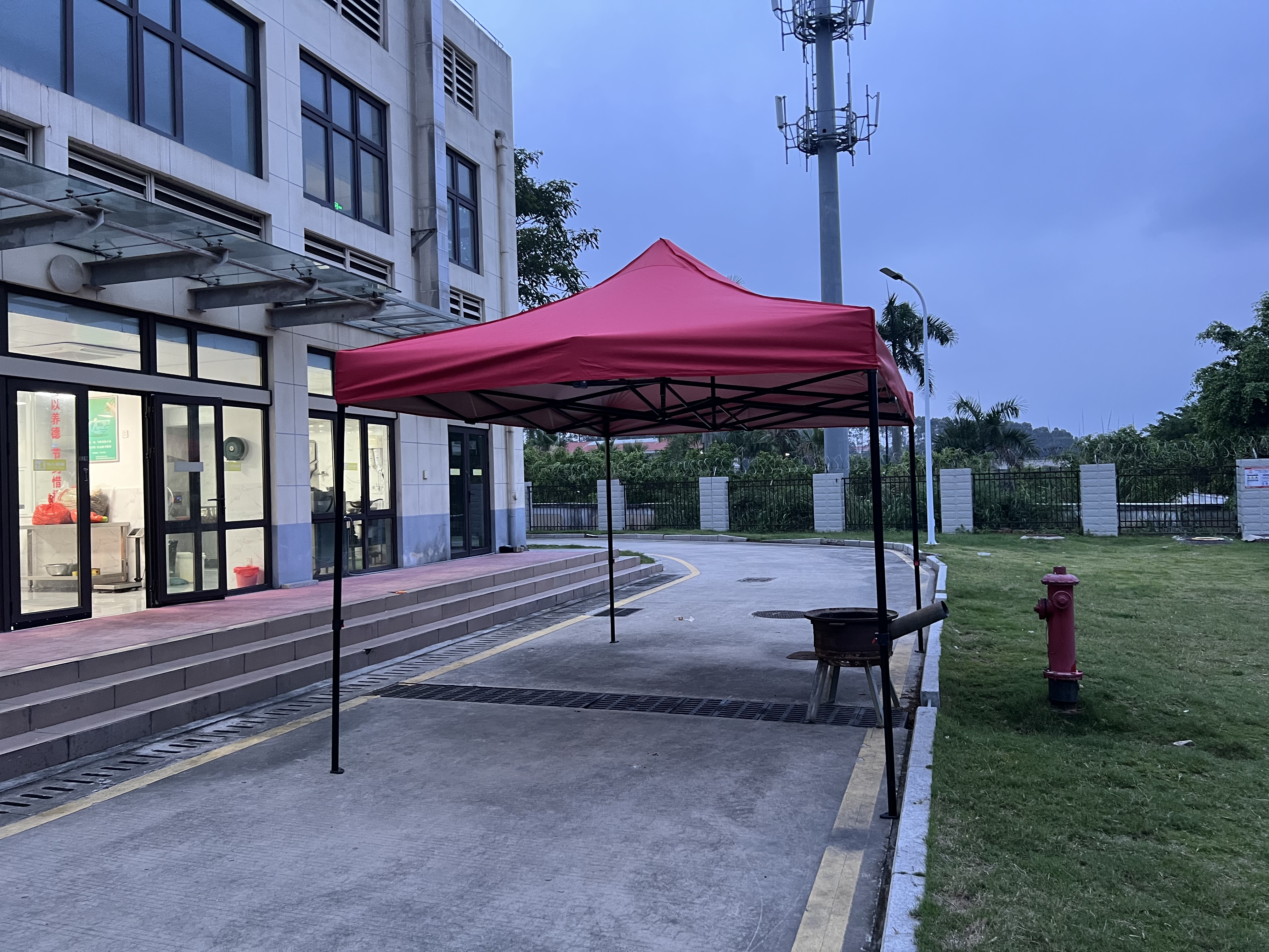 京安通 雨棚遮阳棚 户外加厚遮阳折叠式四脚太阳伞停车棚 3*4.5m红 实拍图