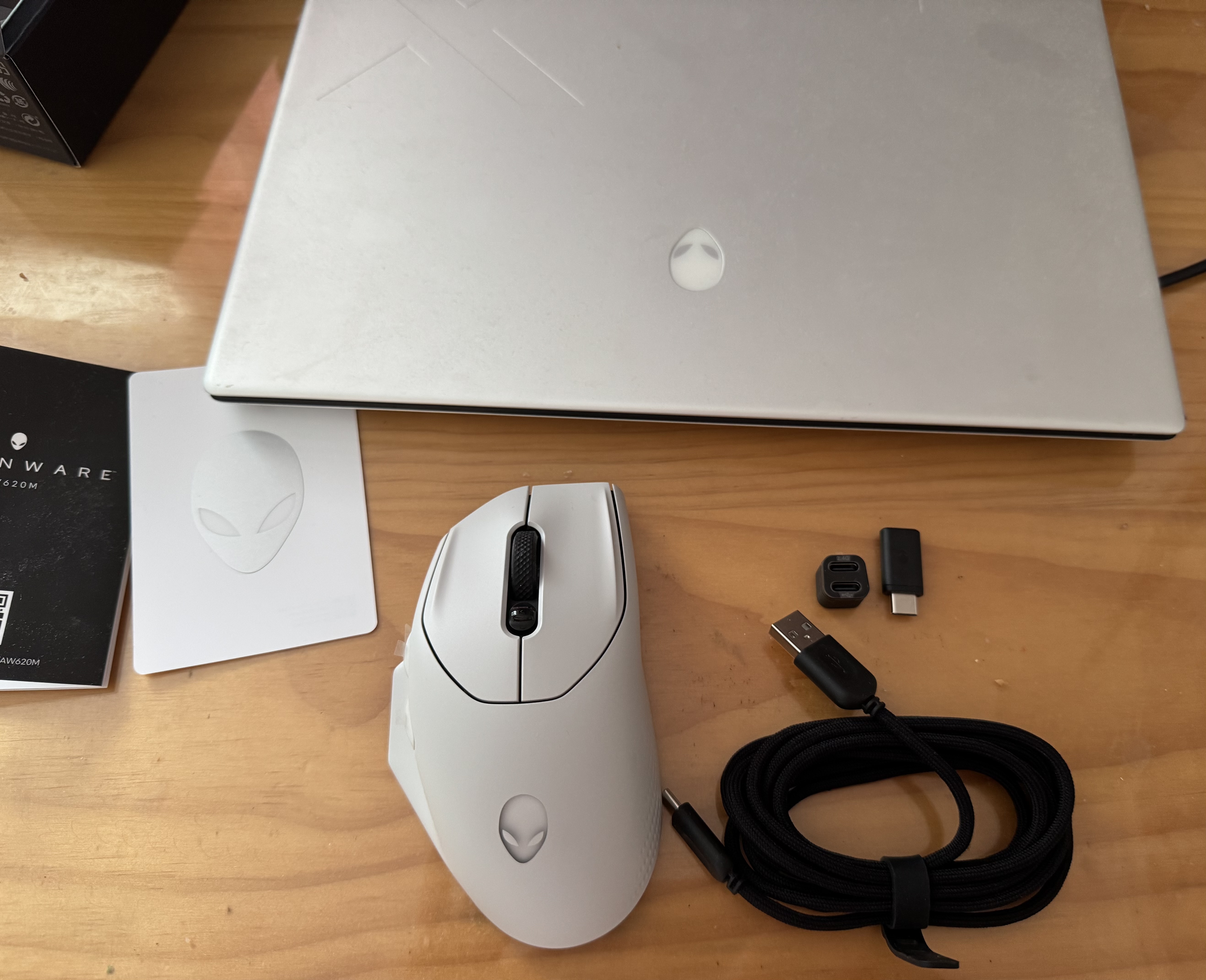 外星人（Alienware）AW620M游戏鼠标 右手型人体工学双模2.4g无线办公电竞宏鼠标 RGB灯效 磁力回弹 节日礼物 白色 实拍图