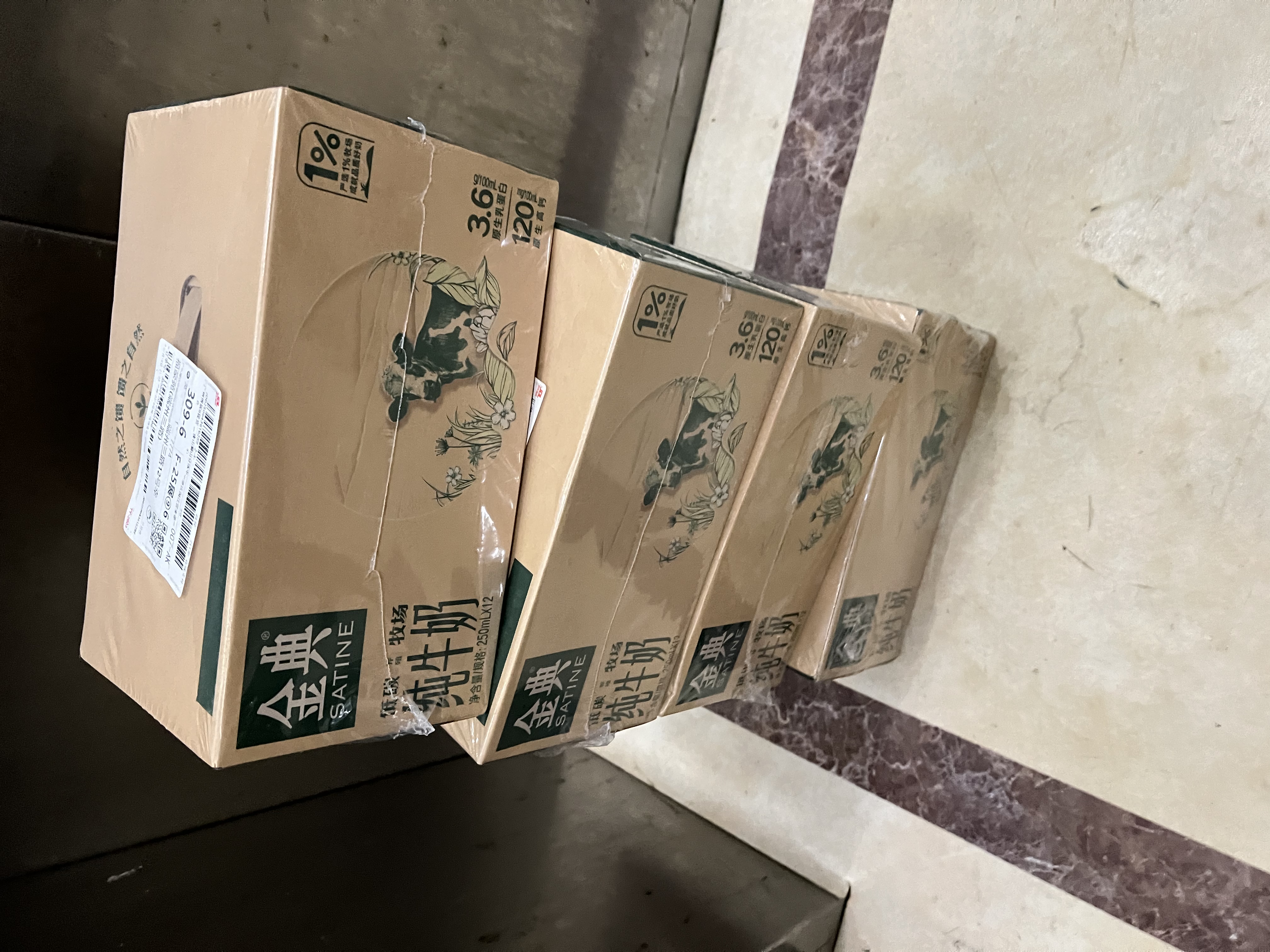 伊利金典纯牛奶 250ml*12盒 3.6g乳蛋白原生高钙 礼盒装 实拍图