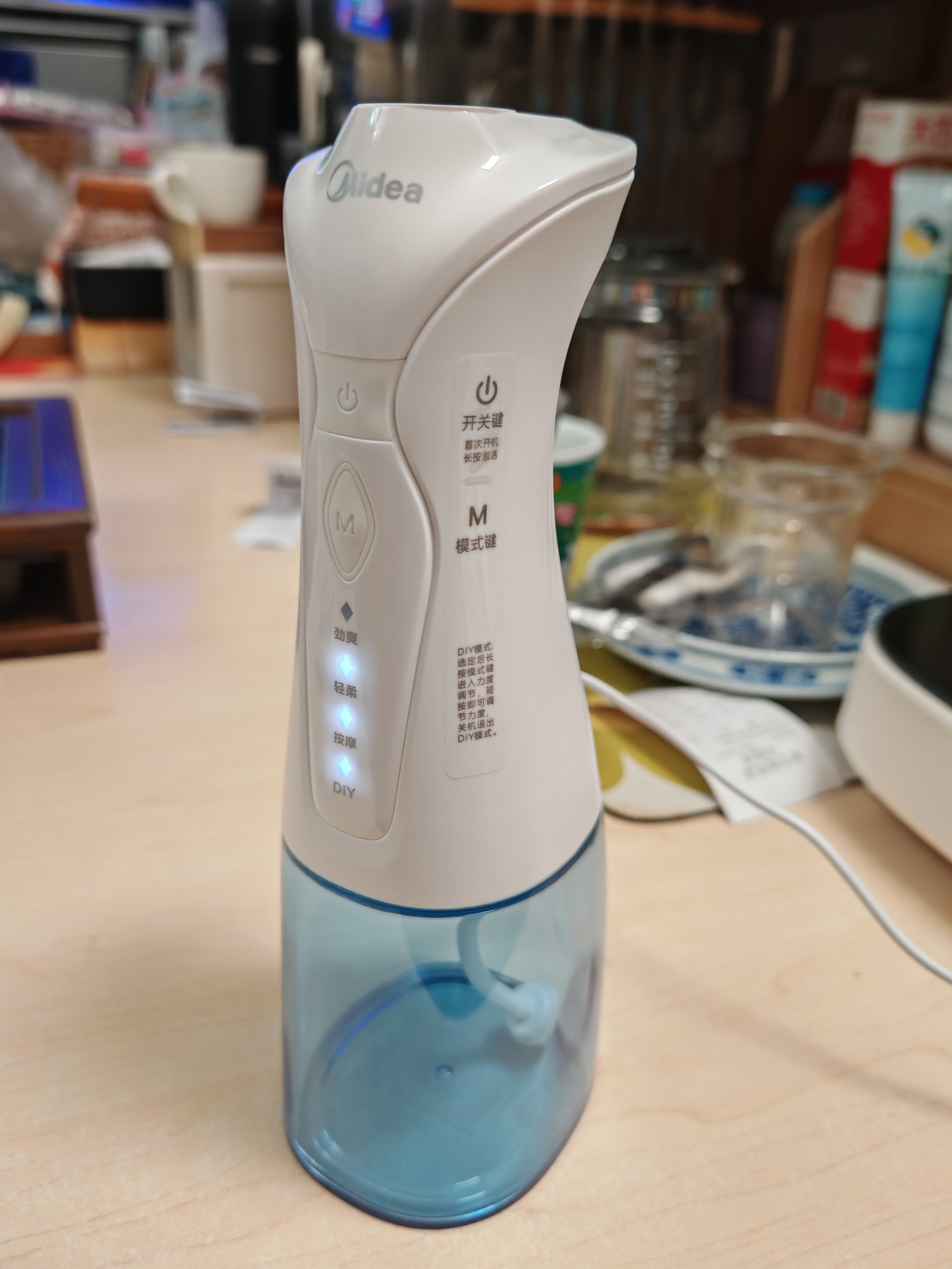 美的（Midea）冲牙器水牙线 家用便携长续航 可拆卸水箱 可搭配正畸喷嘴 MC-BJ0102小蓝鲸情侣生日节日礼物推荐 实拍图