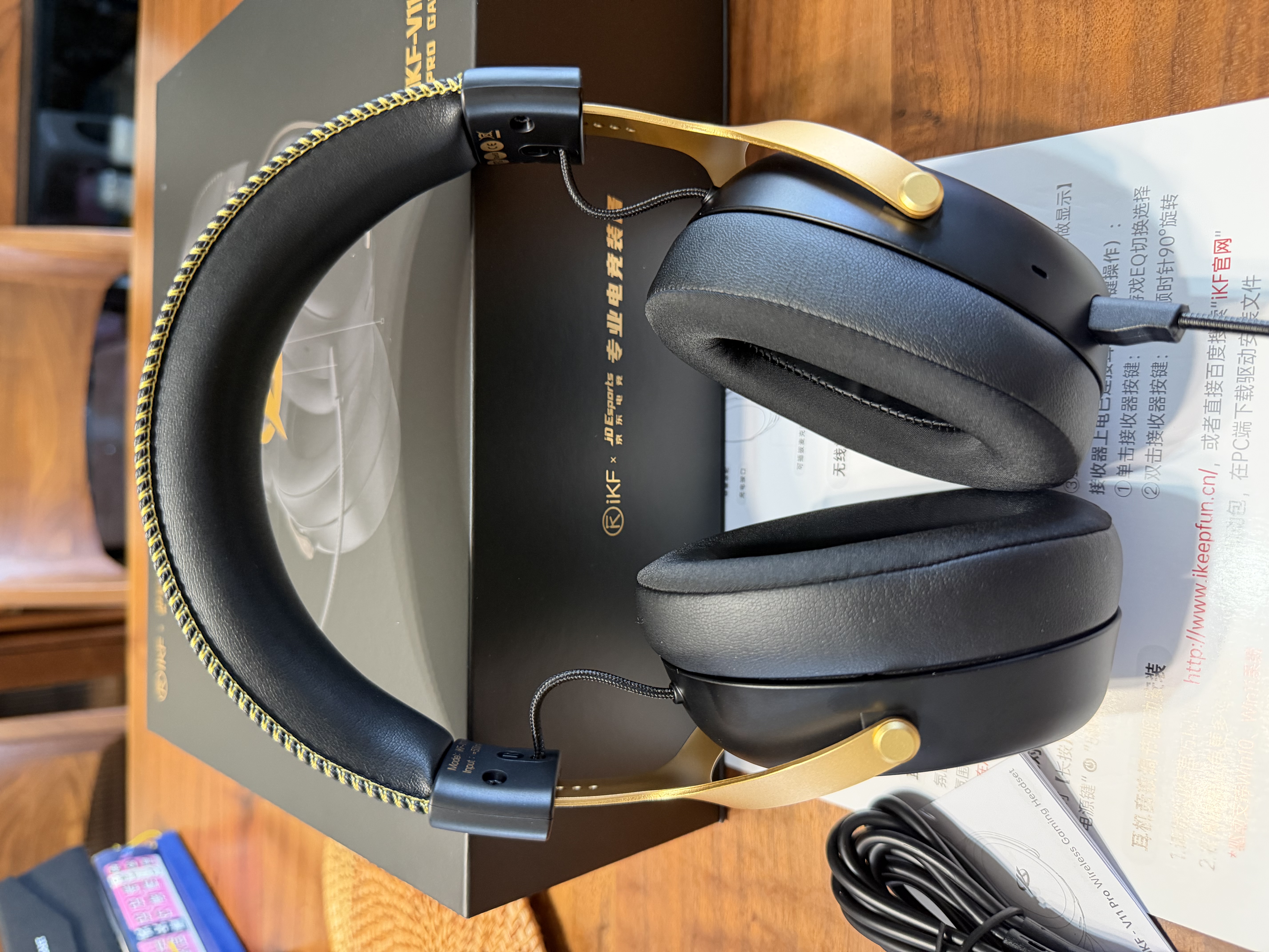 iKF V11 Pro2.0【京东电竞联名限定礼盒】四模无线游戏耳机头戴式蓝牙2.4G电竞三角洲特调音效 黑金色 实拍图