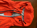 迪卡侬（DECATHLON）硬壳冲锋衣男女春秋登山防风防水单层夹克风衣运动外套MH500 霞光橙（男女同款）- 亚洲款 新款上市 加内胆选大一码 M 实拍图