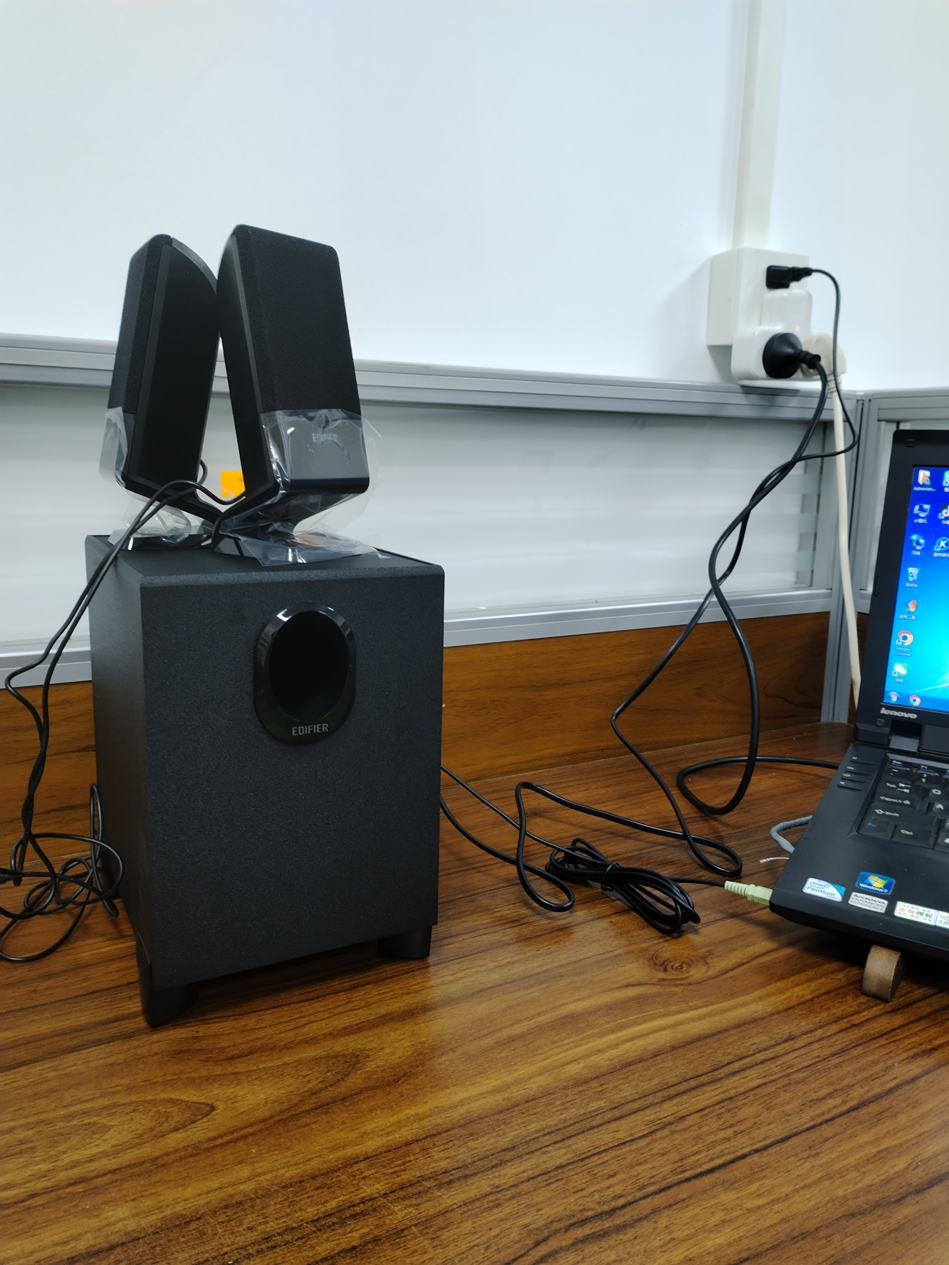 漫步者（EDIFIER）R101V 2.1声道电脑音响音箱 台式机笔记本桌面音响 游戏音响 黑色 实拍图