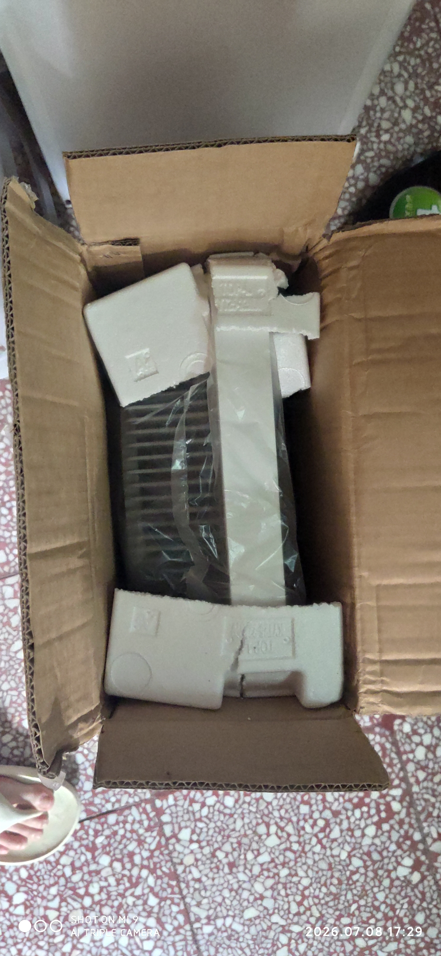 美的（Midea）电风扇家用客厅台扇大风力学生宿舍台式转页扇办公室桌面电扇便携 10吋 KYT25-22MW 实拍图