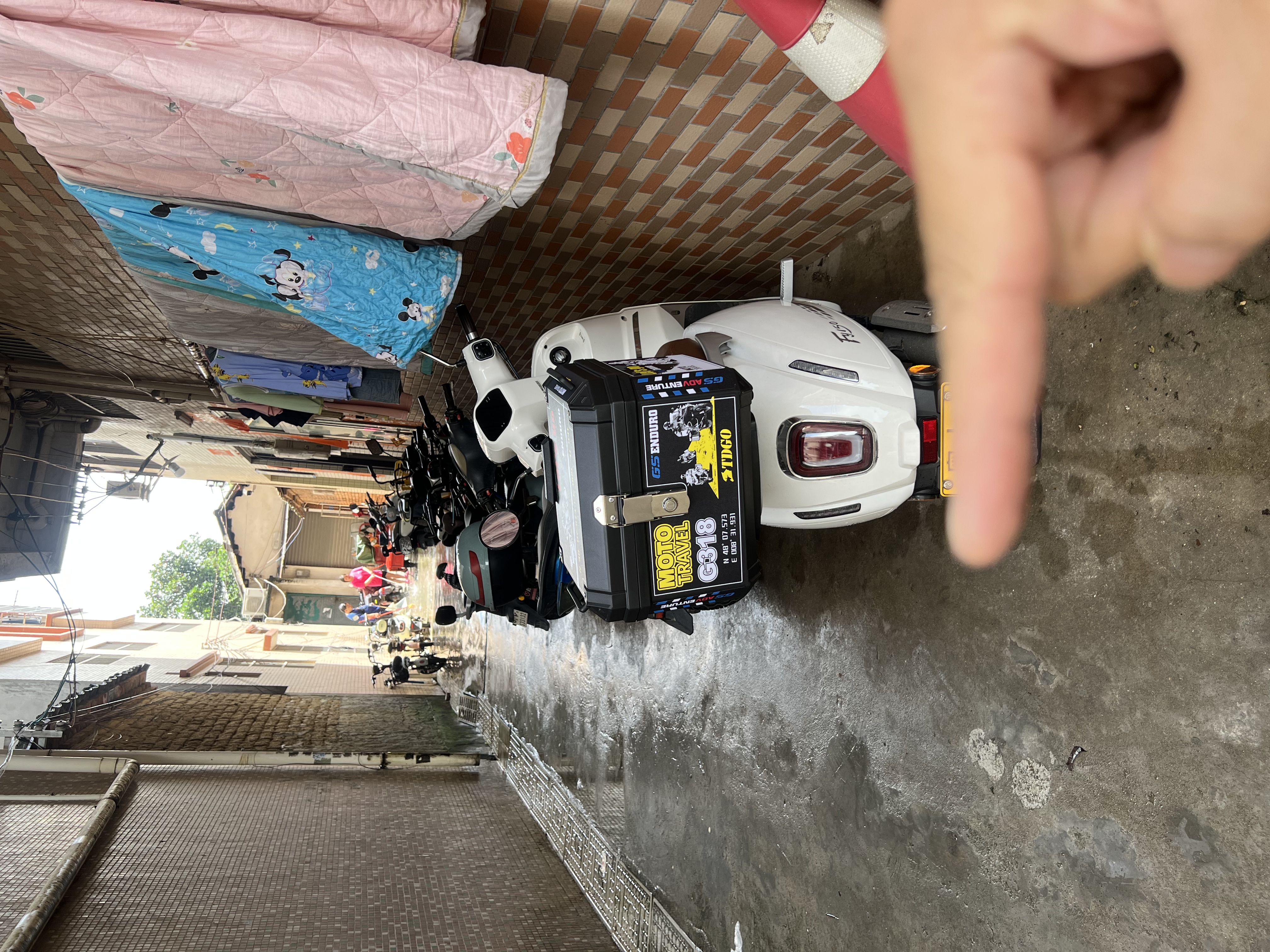 TDGO摩托车后备箱通用加厚大号防抖电动车尾箱电瓶车踏板车储物工具箱 黑箱+黑贴纸+减震底座+靠背-48S 实拍图