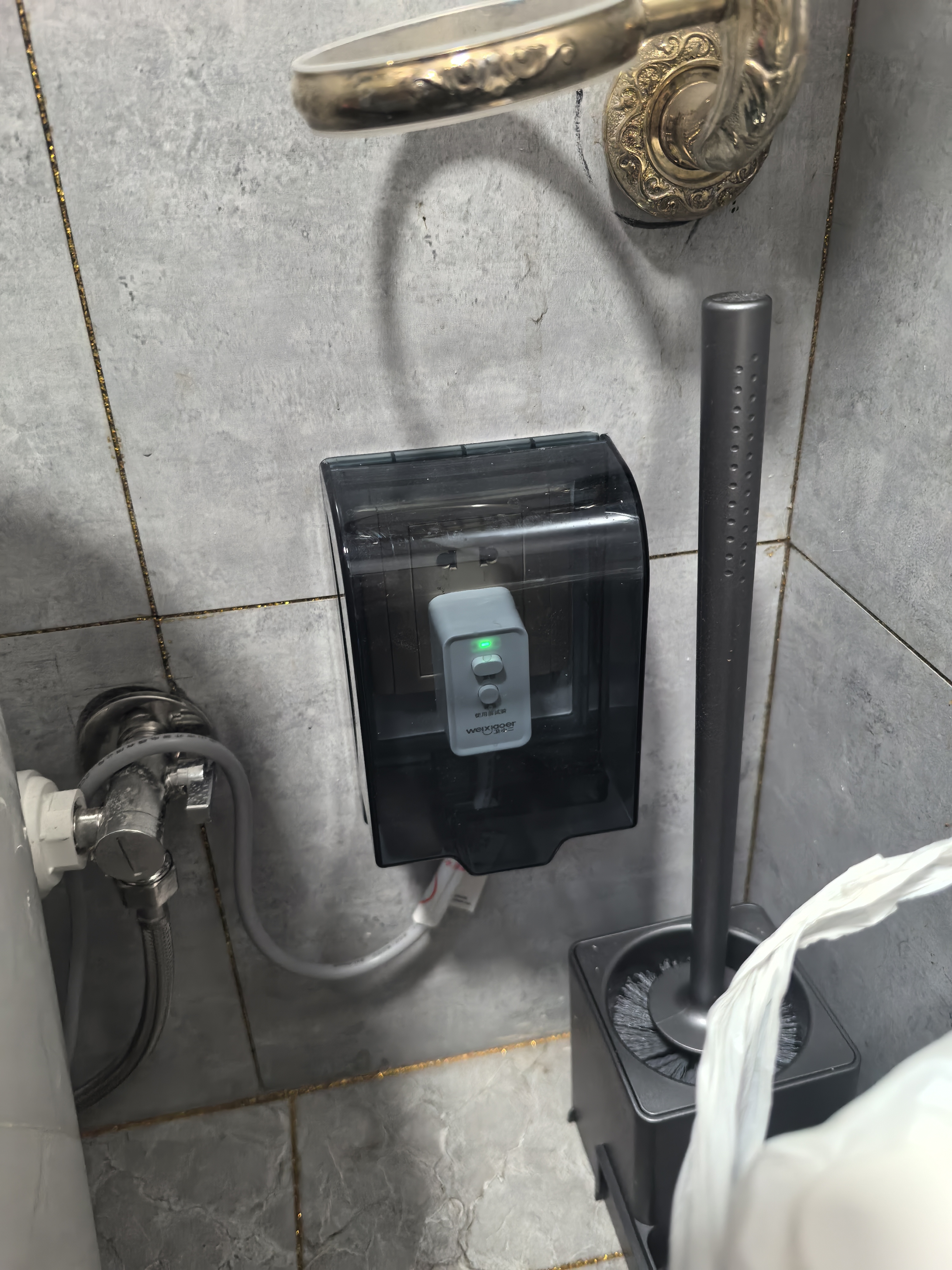 国际电工（FDD）86型加高加长插座防水罩粘贴式插座盖漏电开关防溅盒保护罩自粘防水盒  黑透粘贴款(送密码锁) 实拍图