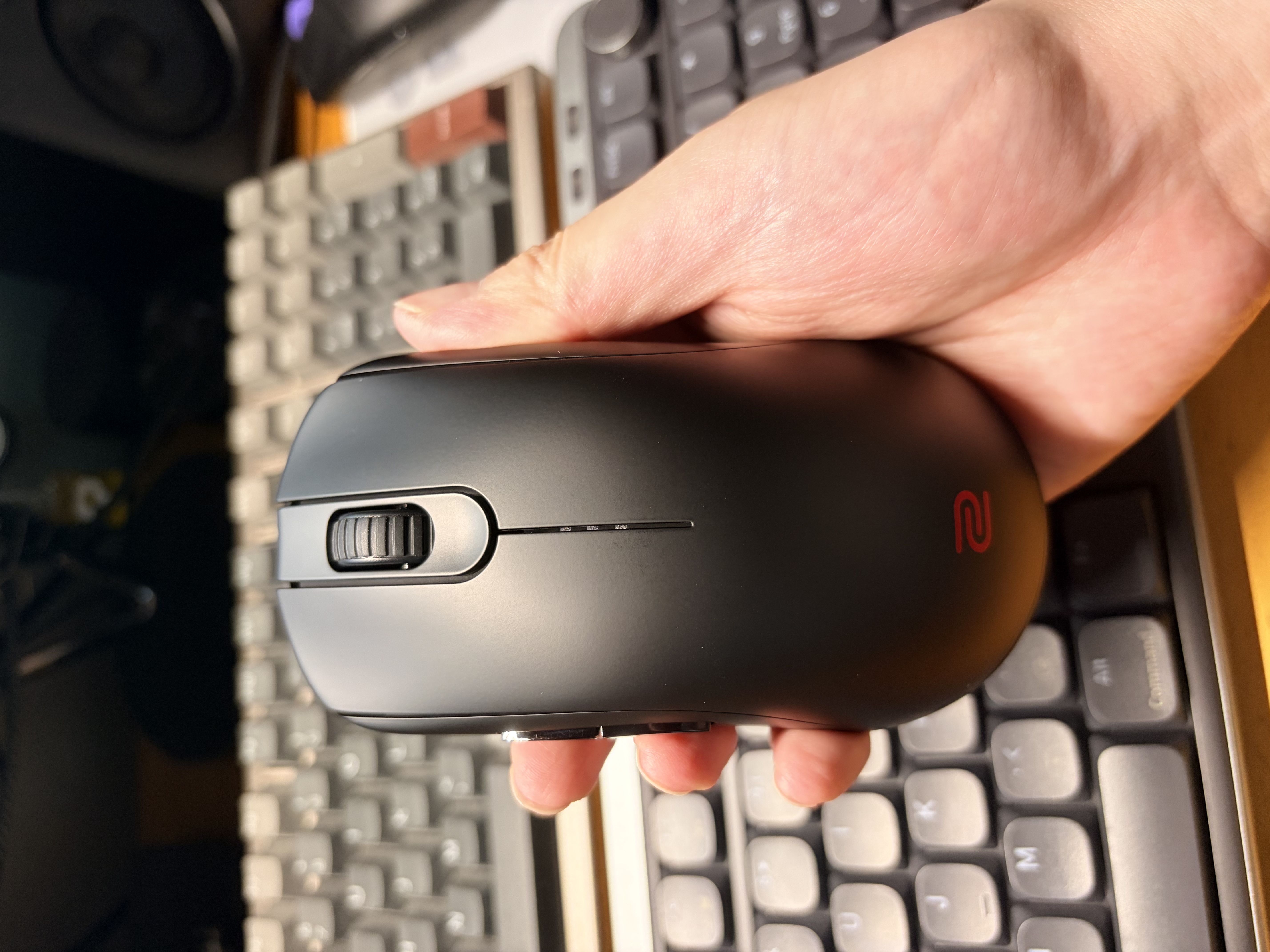卓威ZOWIE FK2-DW 无线鼠标 游戏鼠标 低背设计 cs2吃鸡无畏契约 电竞鼠标 无驱设计 可充电 实拍图