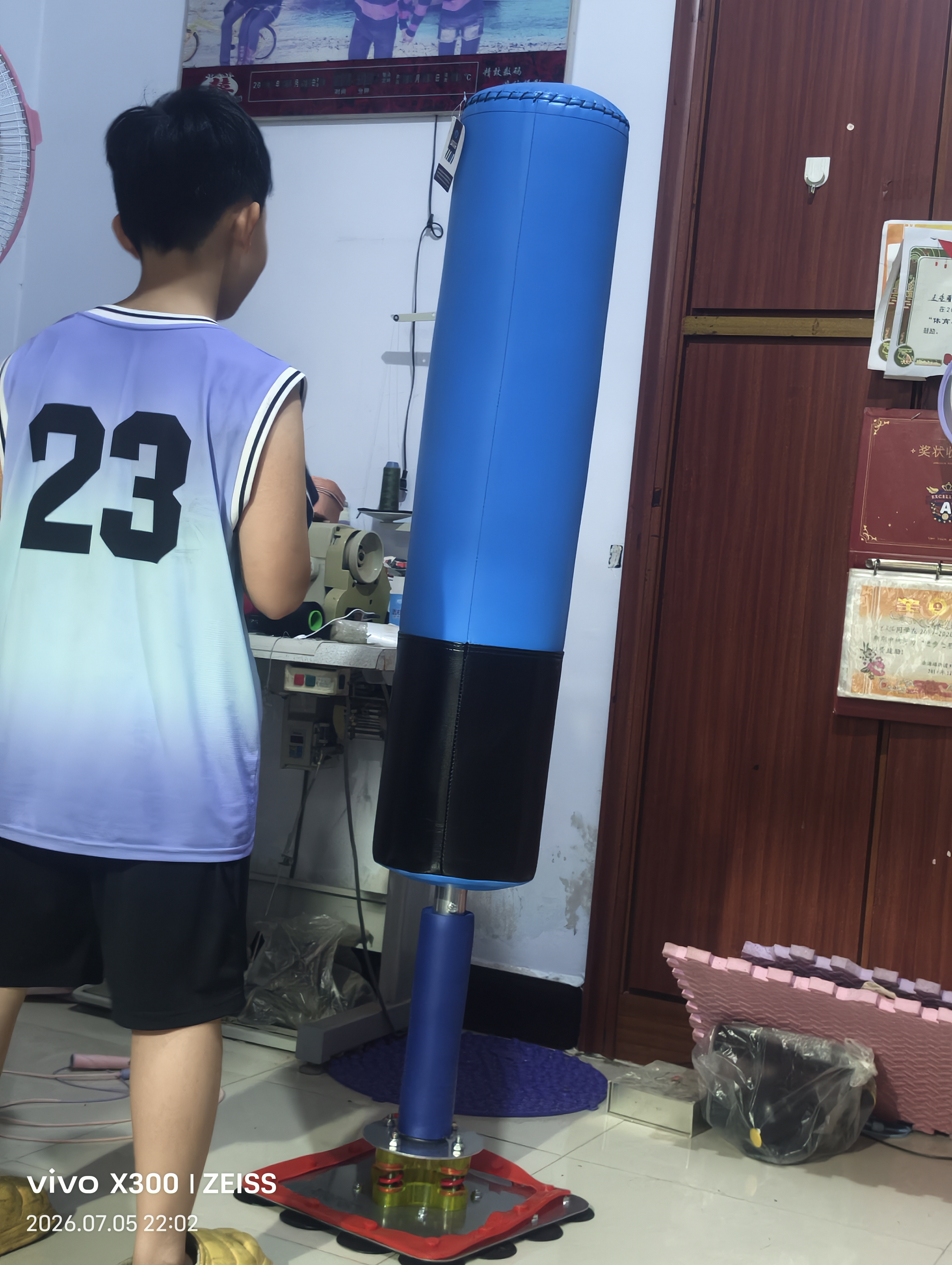 爱倍健（AIBEIJIAN）儿童拳击沙袋不倒翁沙袋散打立式家用泰拳实心吸盘沙包沙袋 1.61米蓝武龙【四驱弹簧减震】 专业款 实拍图