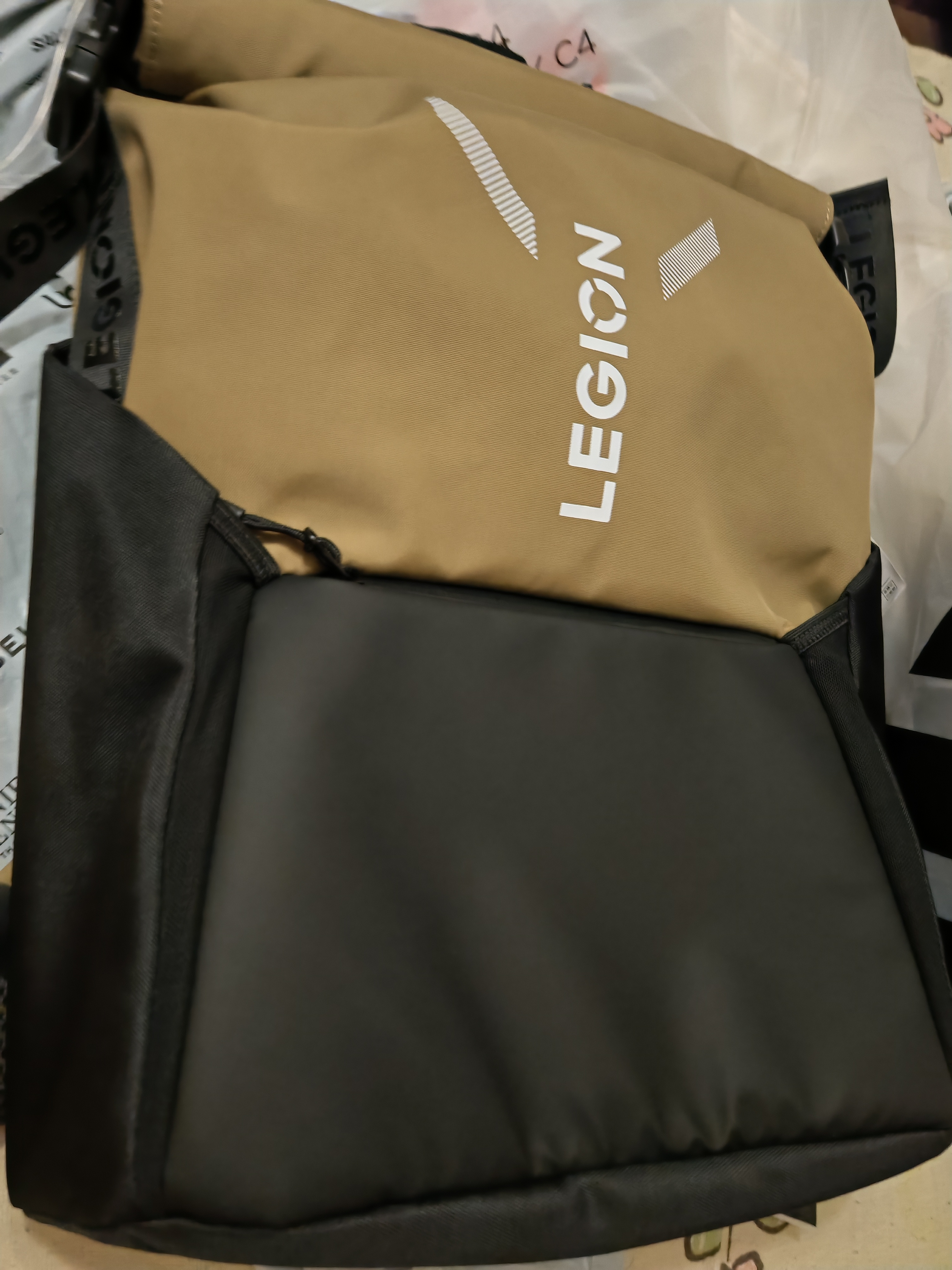 联想（Lenovo）拯救者多功能双肩包C4 3秒快取 可扩容设计 防水抗污  行李箱挂靠 时尚休闲旅行包电脑包 实拍图