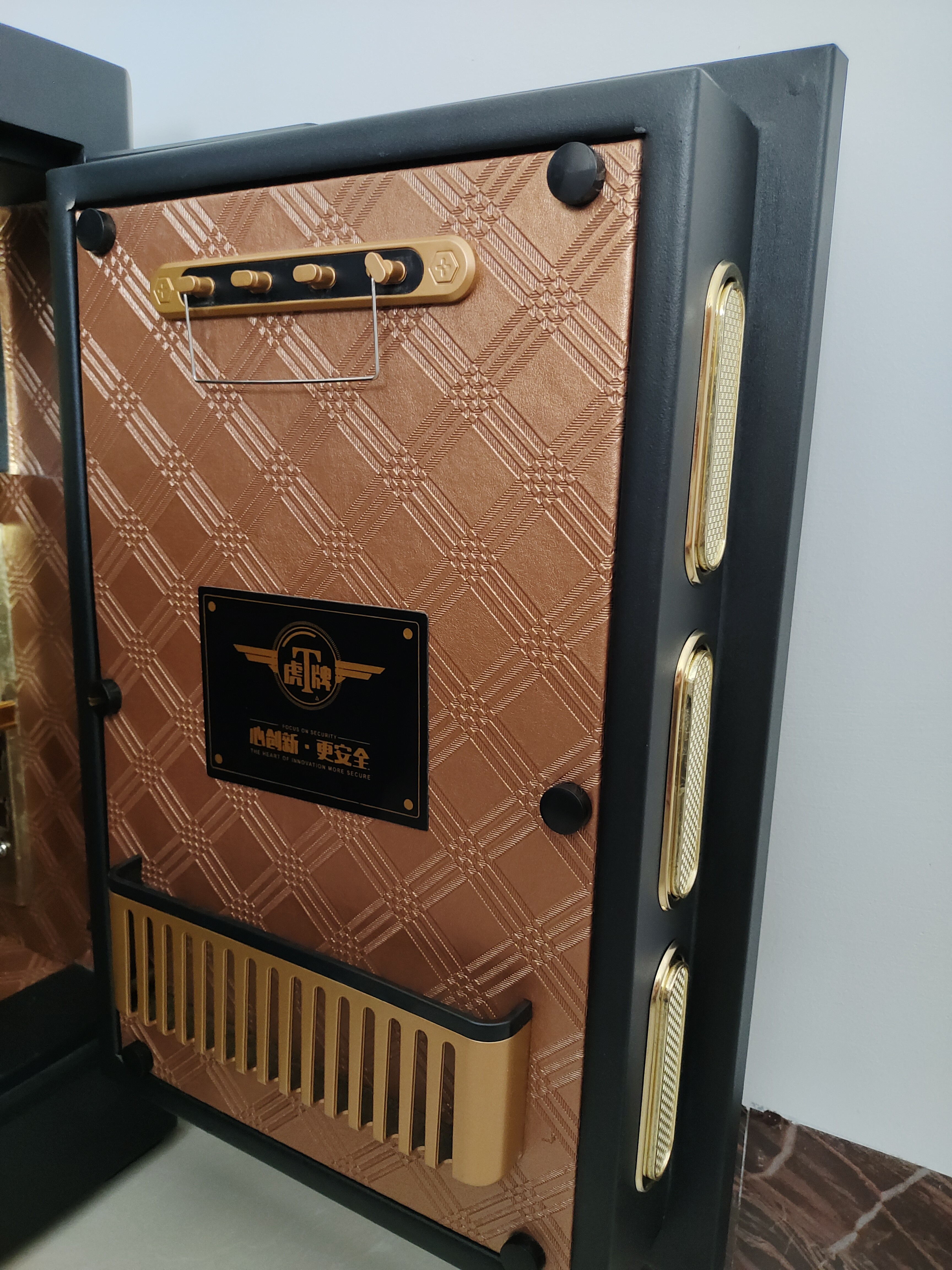 虎牌保险柜家用小型指纹密码WiFi保险箱办公全钢防盗可入墙 60金刚黑 驭尚系列（触控密码+TOUCH指纹识别） 实拍图