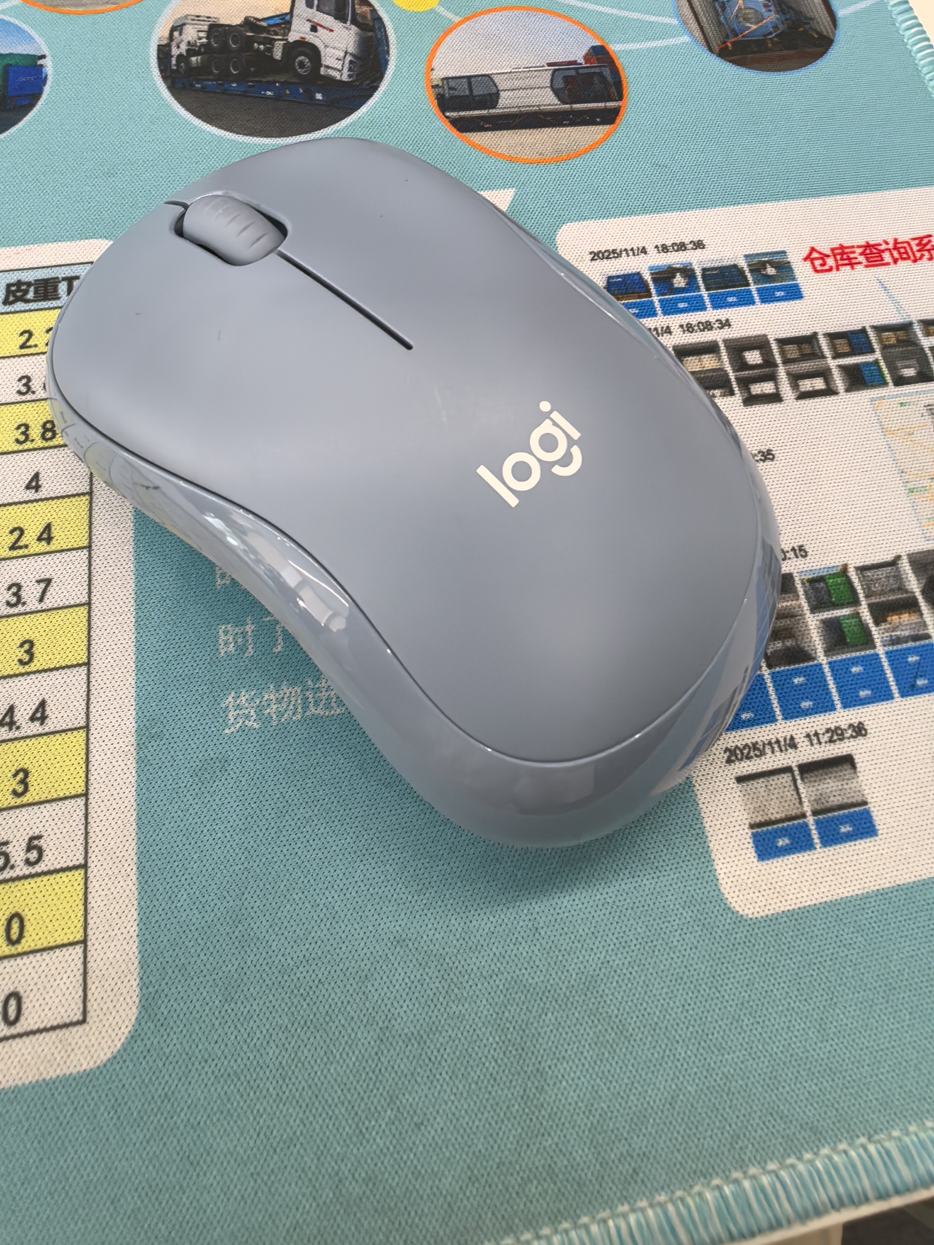 罗技（Logitech）M221 轻音鼠标 无线鼠标 办公鼠标 对称鼠标 带无线微型接收器 雾霭蓝 实拍图
