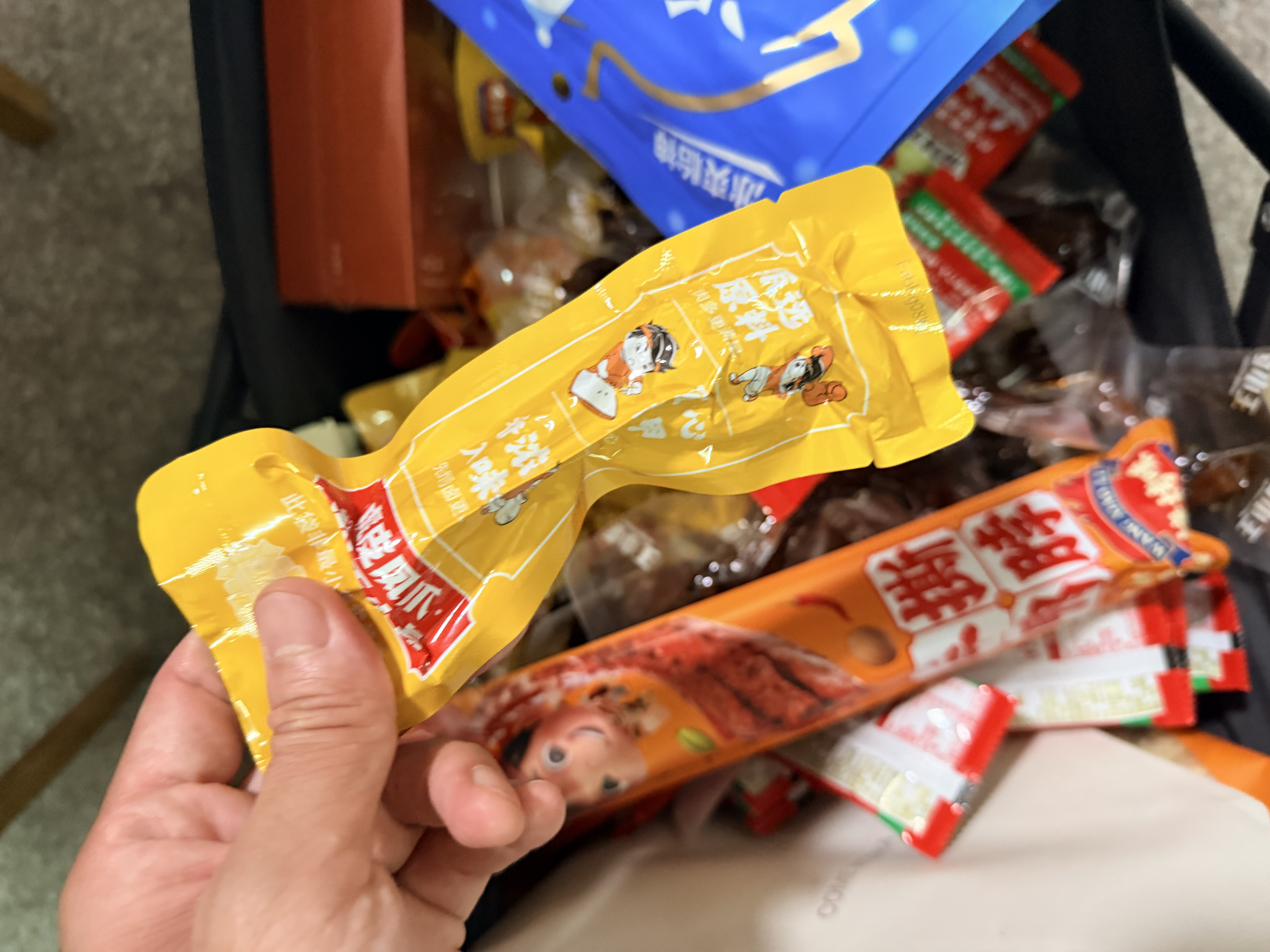 王小卤休闲解馋追剧零食虎皮凤爪卤香618g+手撕鸭脖烧烤65g*4 实拍图