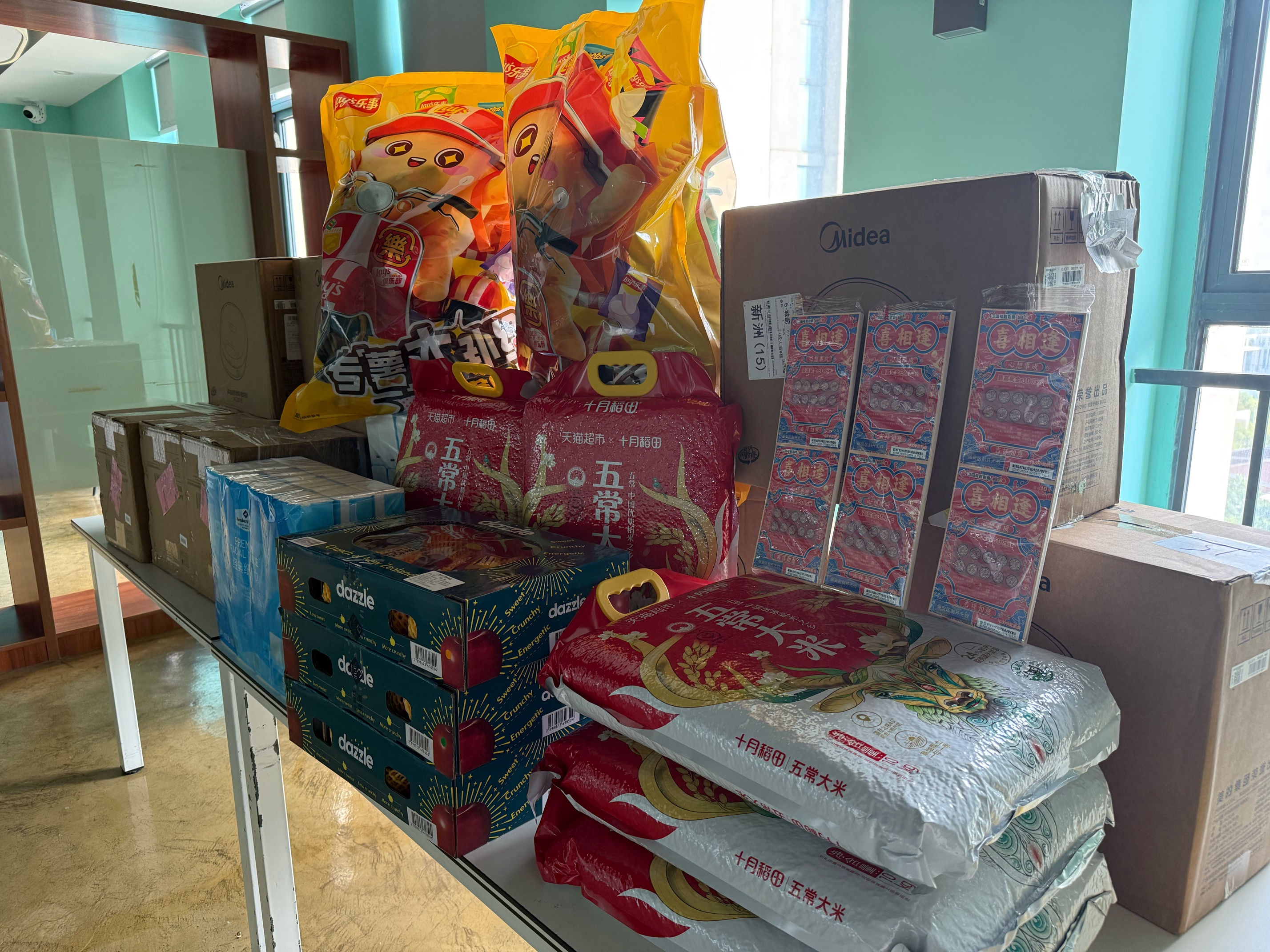 乐事（Lay's）薯片 巨无霸吃货 薯片大礼包 肩扛大零食1kg 零食礼包 实拍图