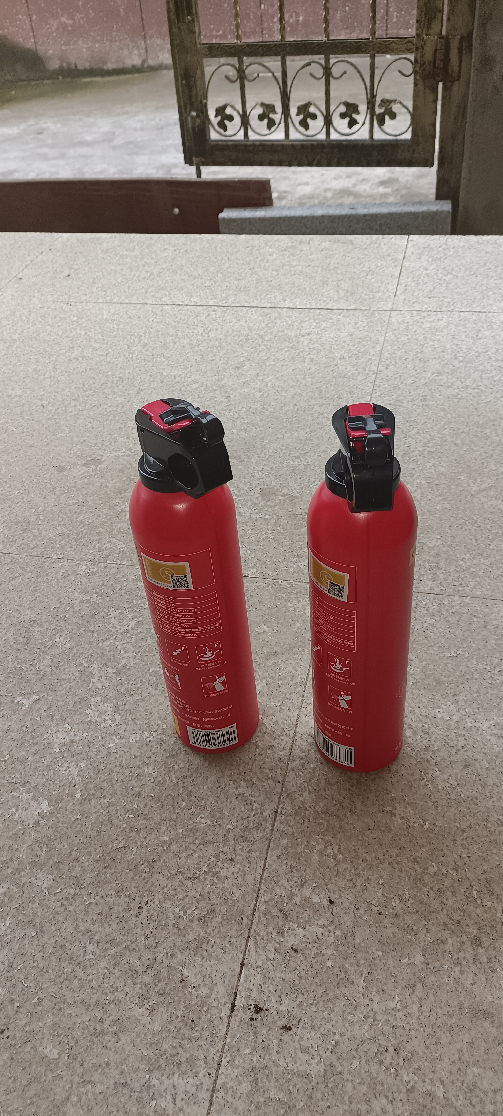 得力车载灭火器水基13B 火灾应急家用3C认证620ml 适配特斯拉ModelY 实拍图