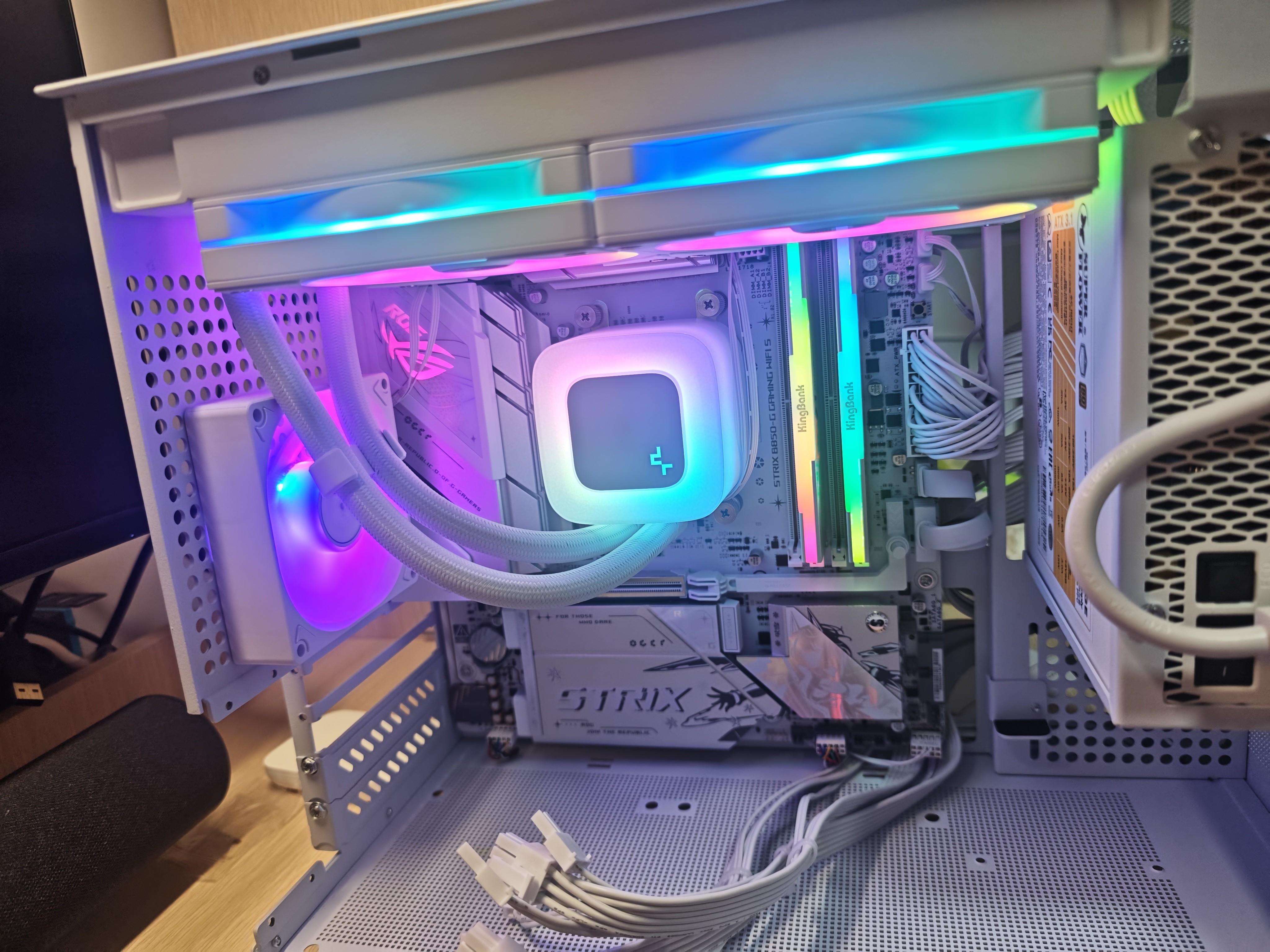 九州风神（DEEPCOOL）冰果240PRO白色一体式水冷散热器/短管设计/PWM调速水泵/升级高性能ARGB风扇 实拍图