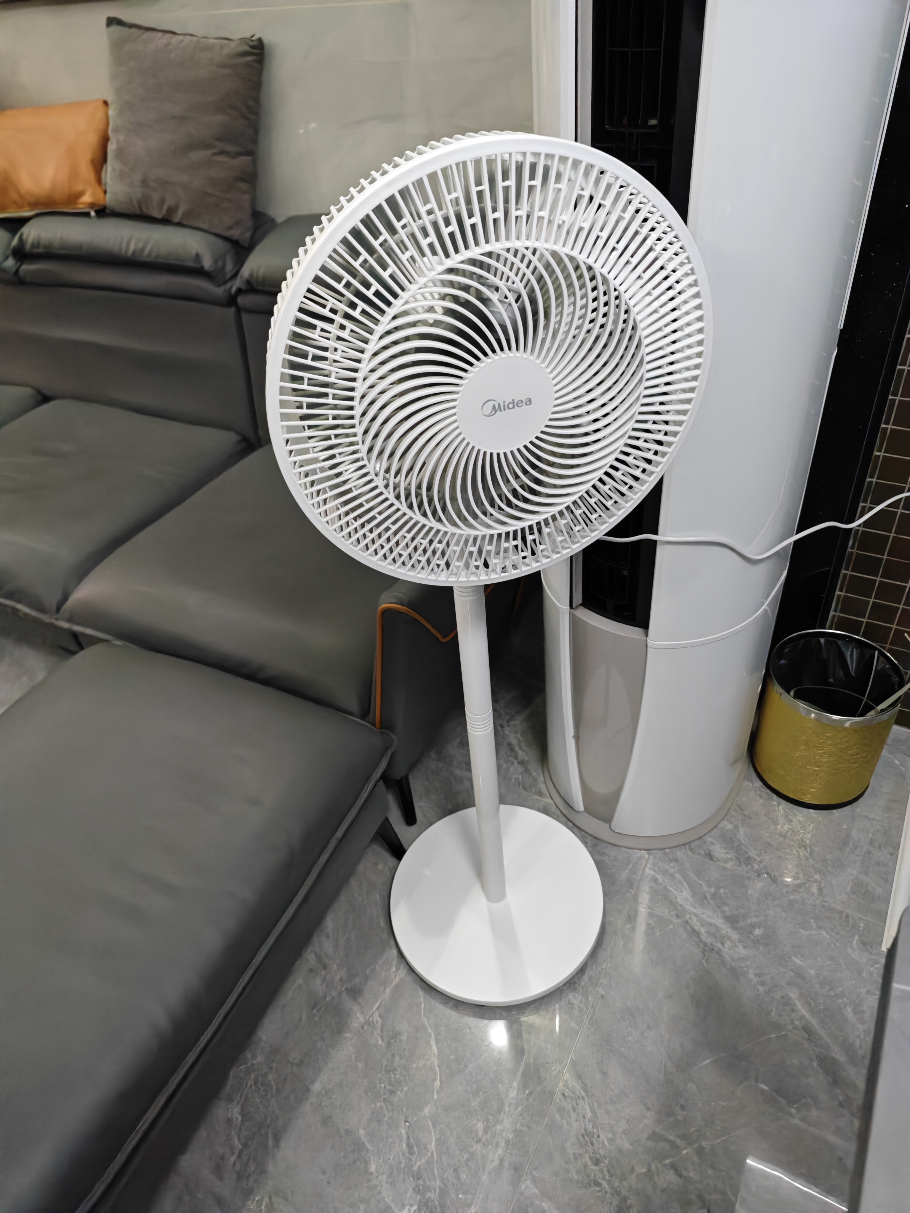 美的（Midea） 电风扇 家用风扇7叶落地扇立式轻音节能大风量电扇台扇迷你扇台立两用转页扇空气循环扇安静低音 尺寸升级丨纯铜电机 8米送风·SAE35CA1 家用落地扇 实拍图