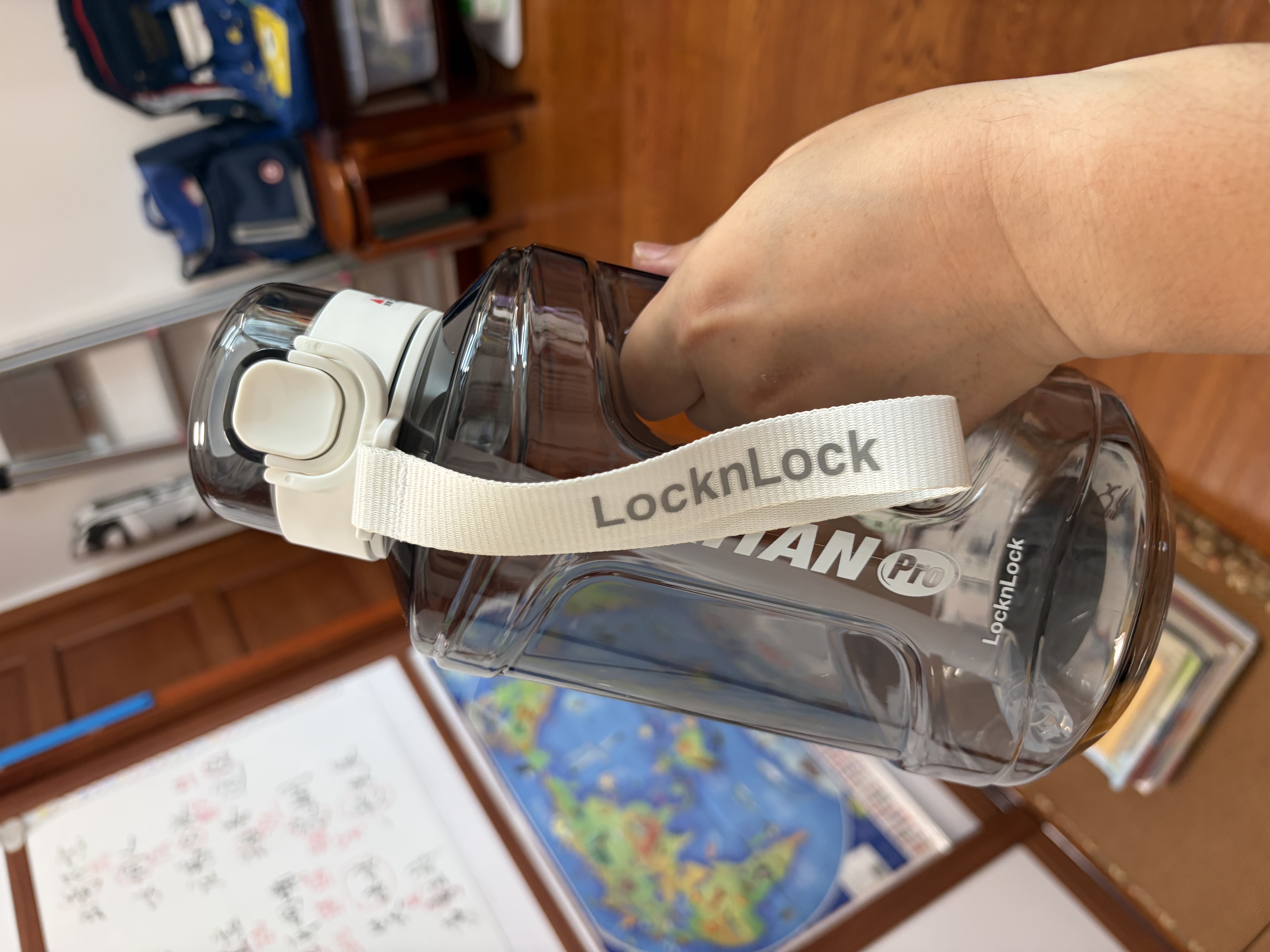 乐扣乐扣（LOCK&LOCK）小水库大容量塑料运动水杯户外冷水壶刻度把手男女杯子1.6L白色 实拍图