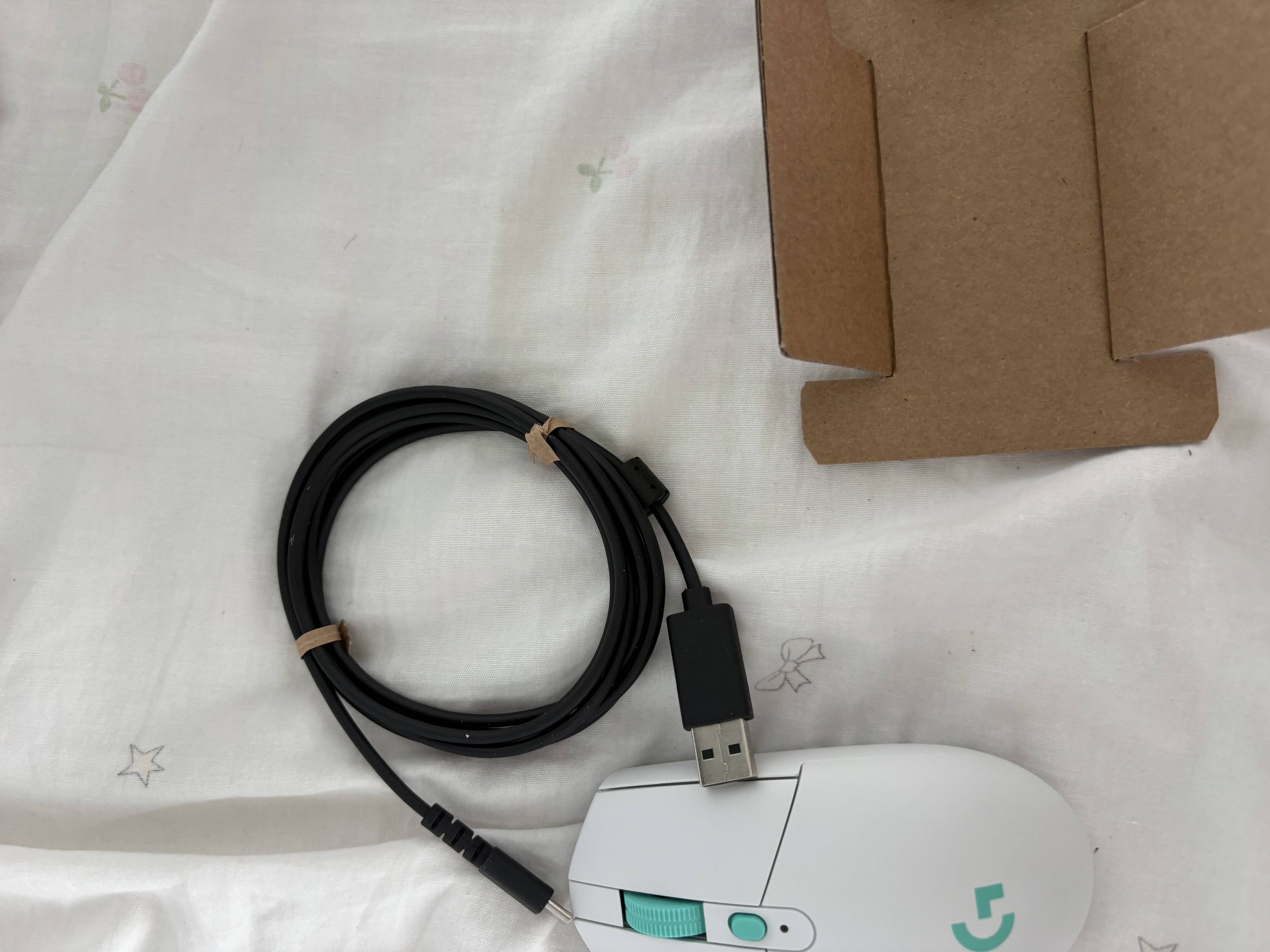 罗技（G）G304X 秒鲨-白色 无线鼠标 轻量化游戏鼠标 三角洲FPS无畏契约打瓦必备 实拍图
